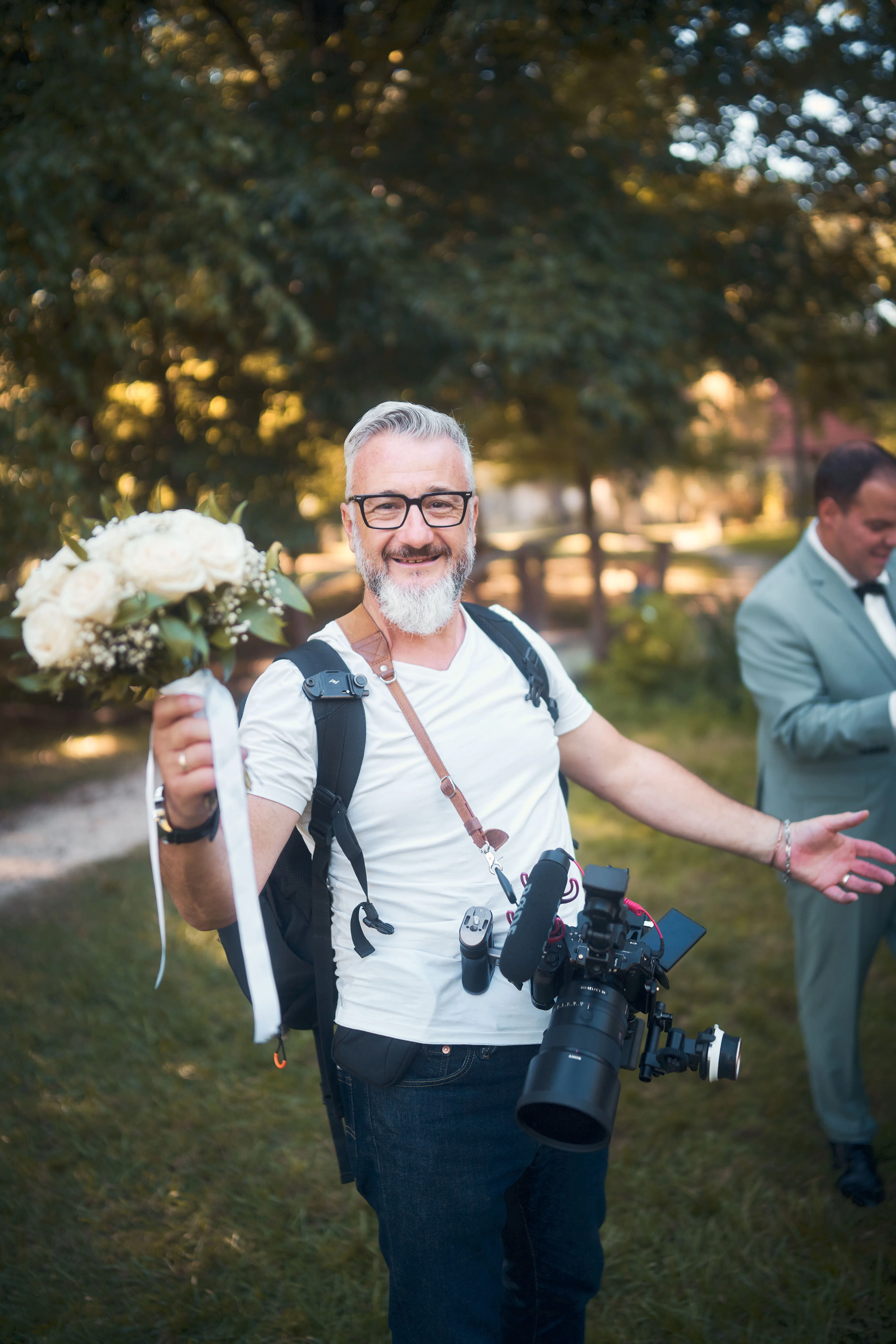 Photographe avec son appareil pendant un mariage.