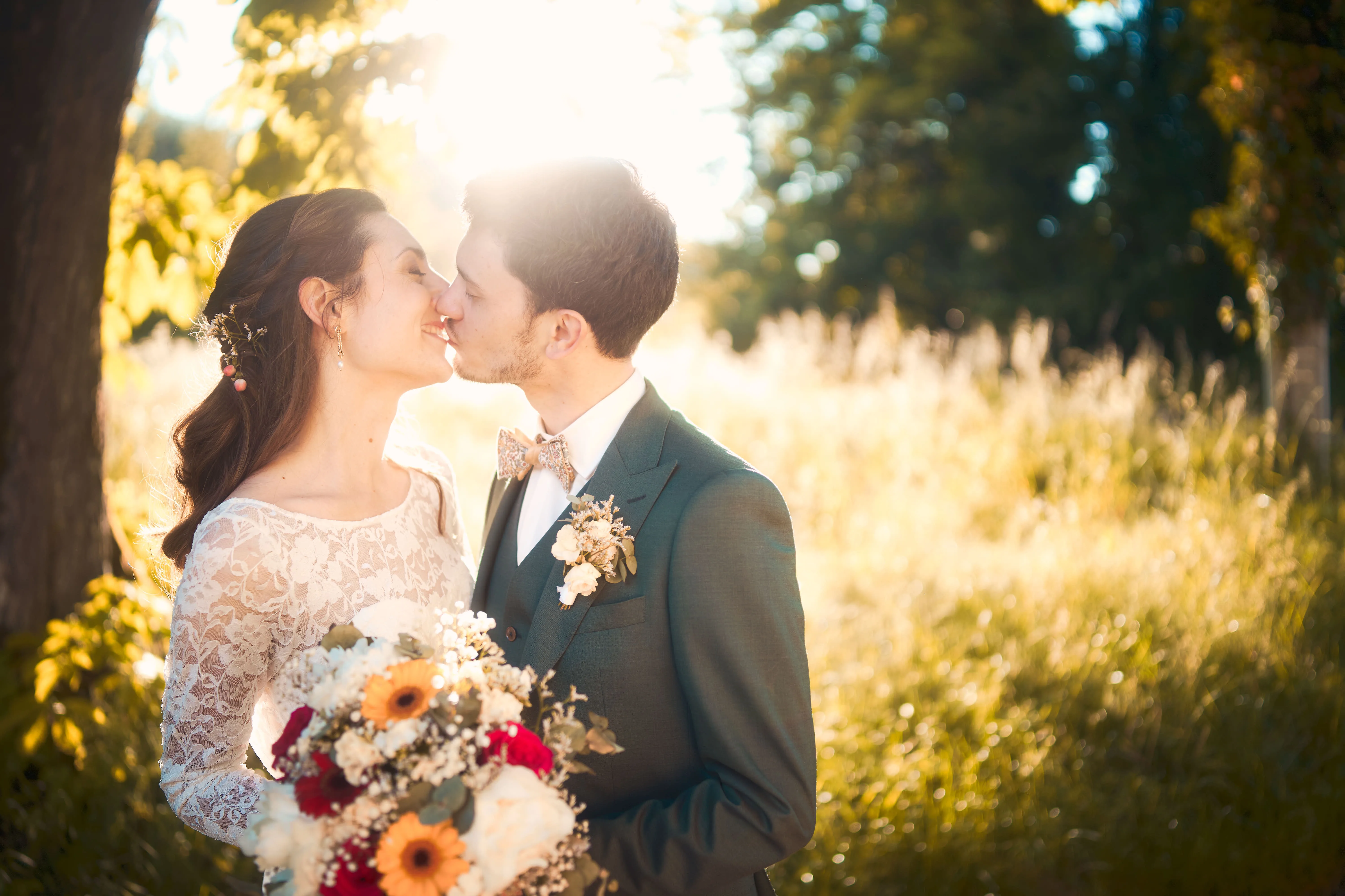 Couple de mariés photographié dans une lumière douce.