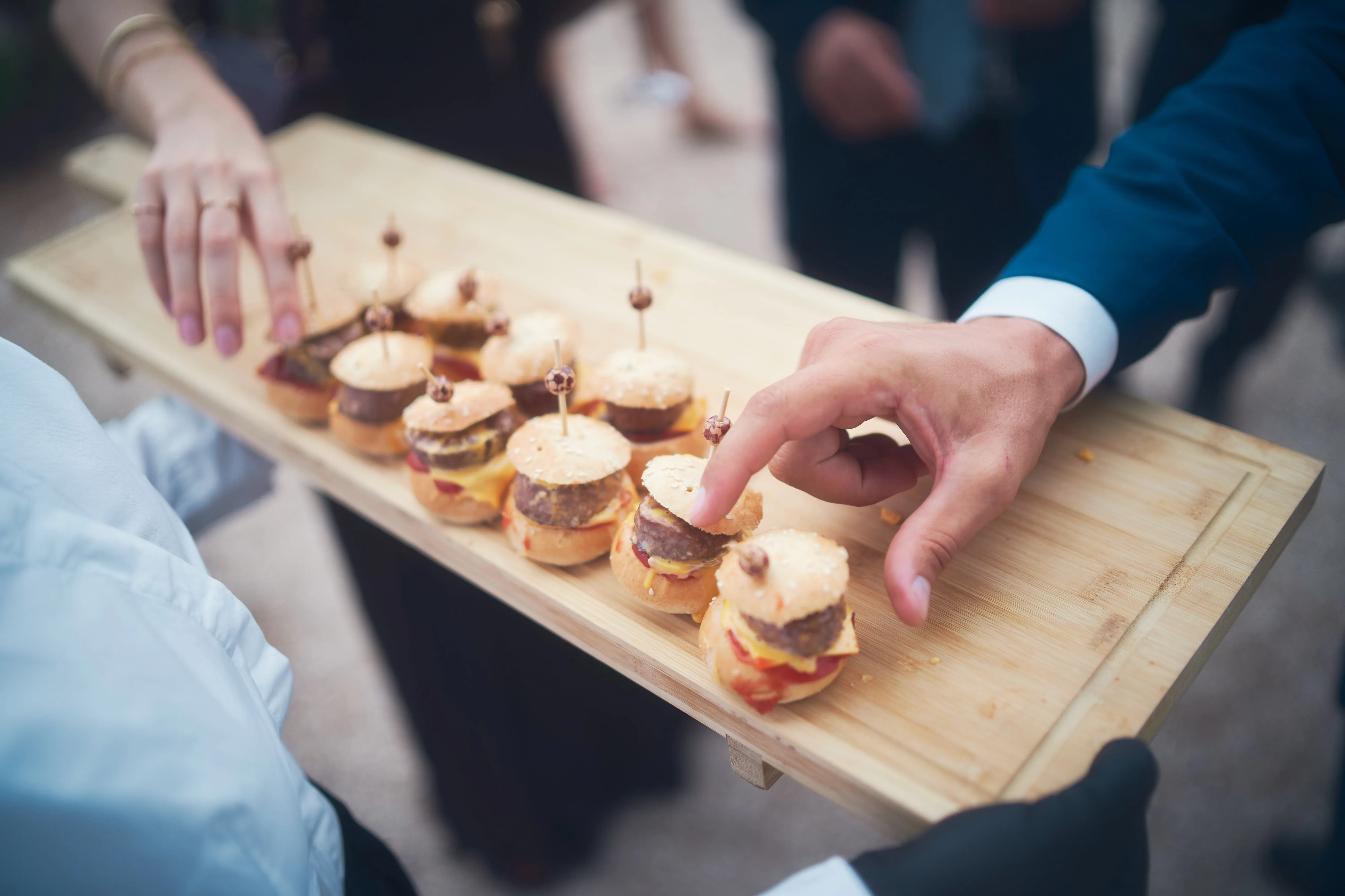 Détail d'accessoires posés sur une table de mariage.