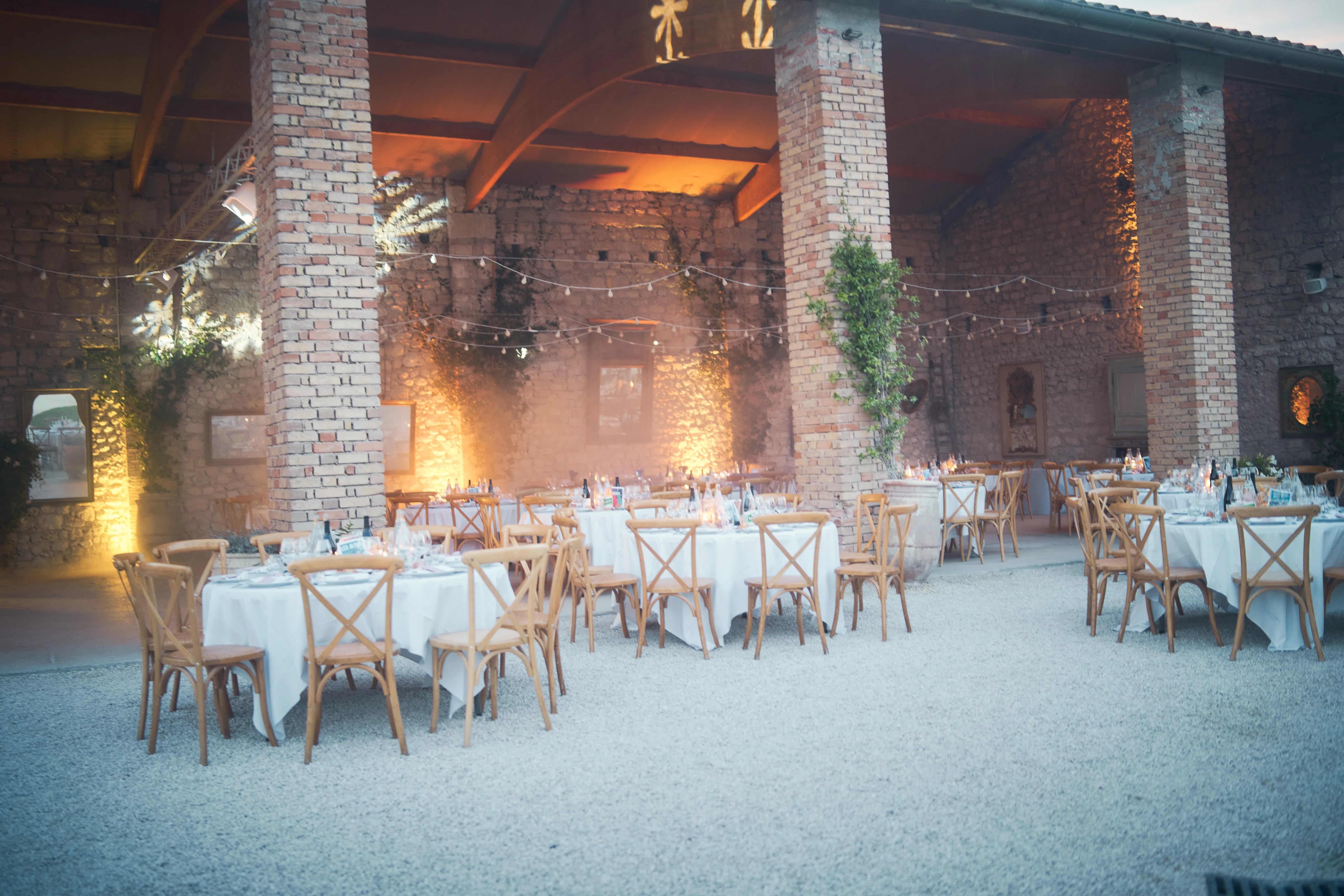 Salle de réception décorée pour un dîner de mariage.