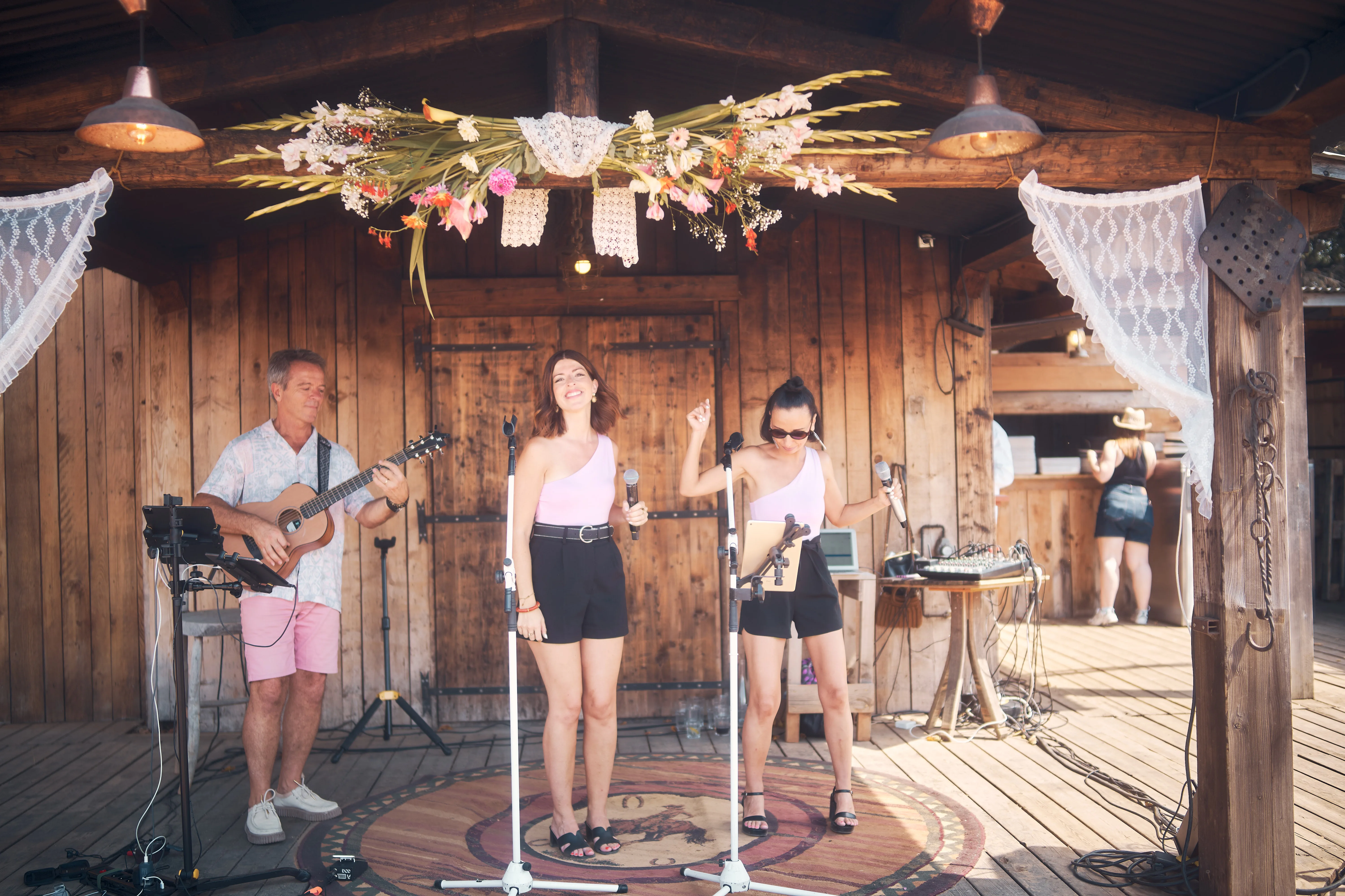 Musiciens jouant pendant une réception de mariage.