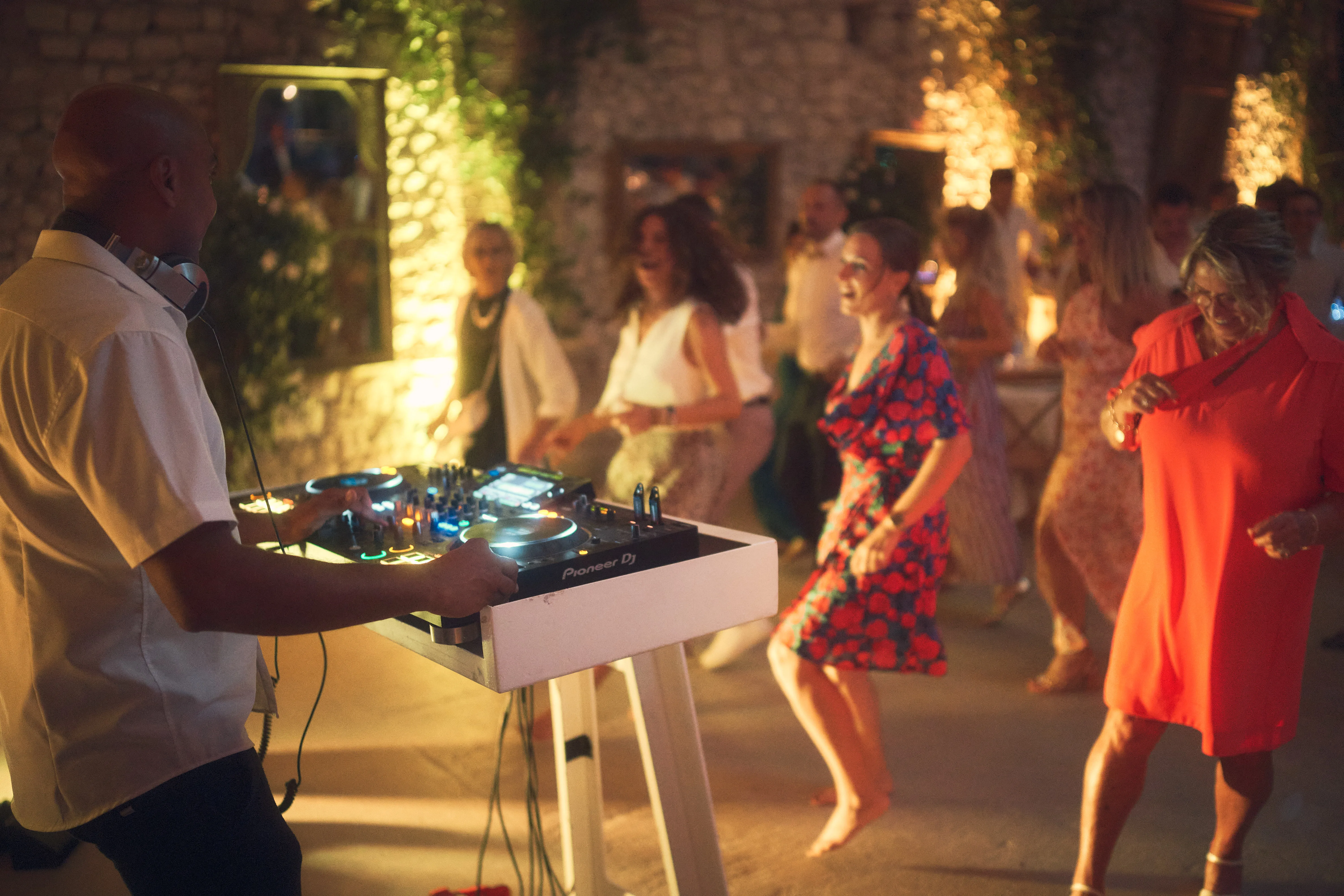 DJ animant la soirée pendant que les invités dansent.