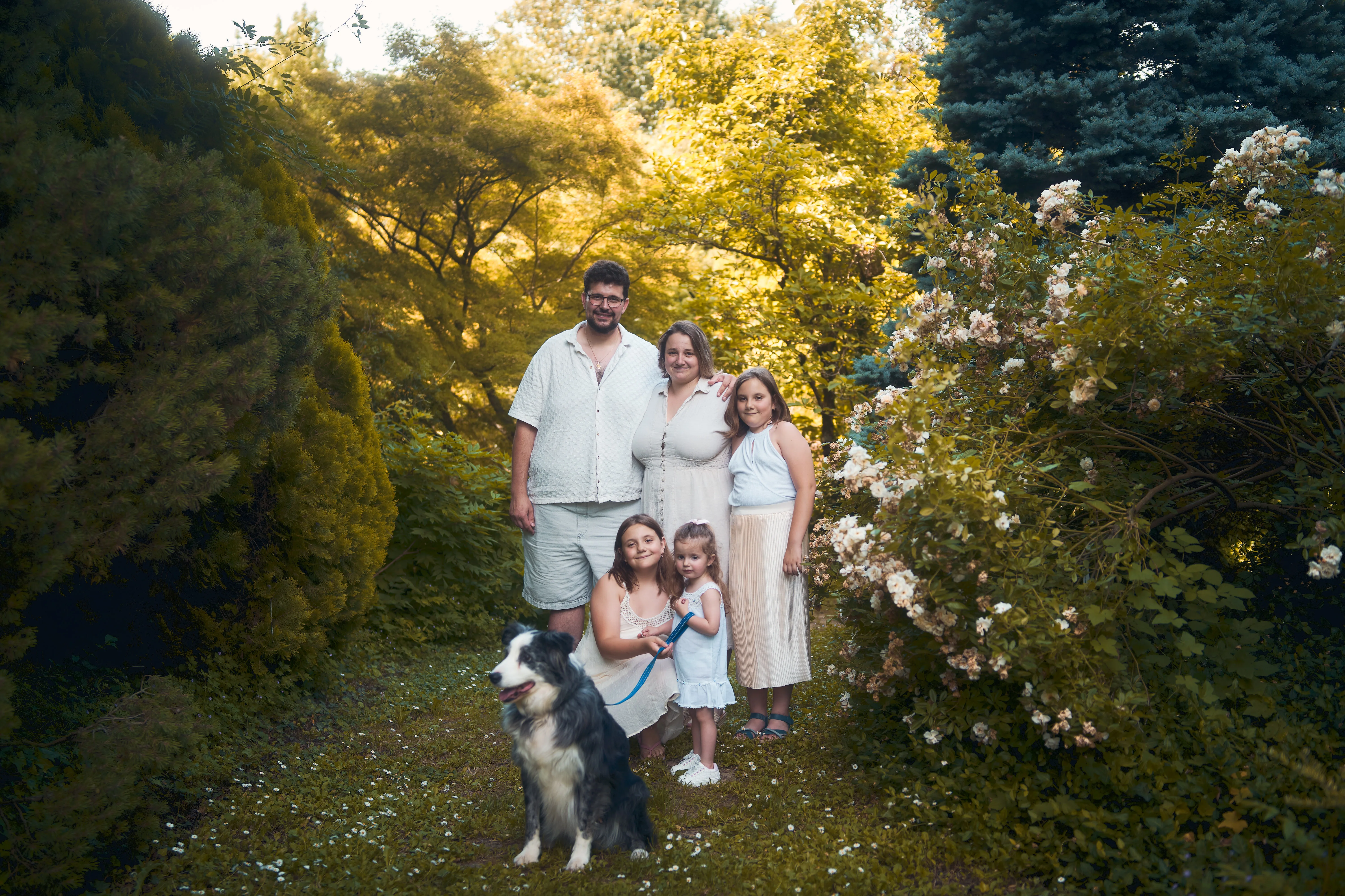 Famille réunie dehors dans un instant naturel.