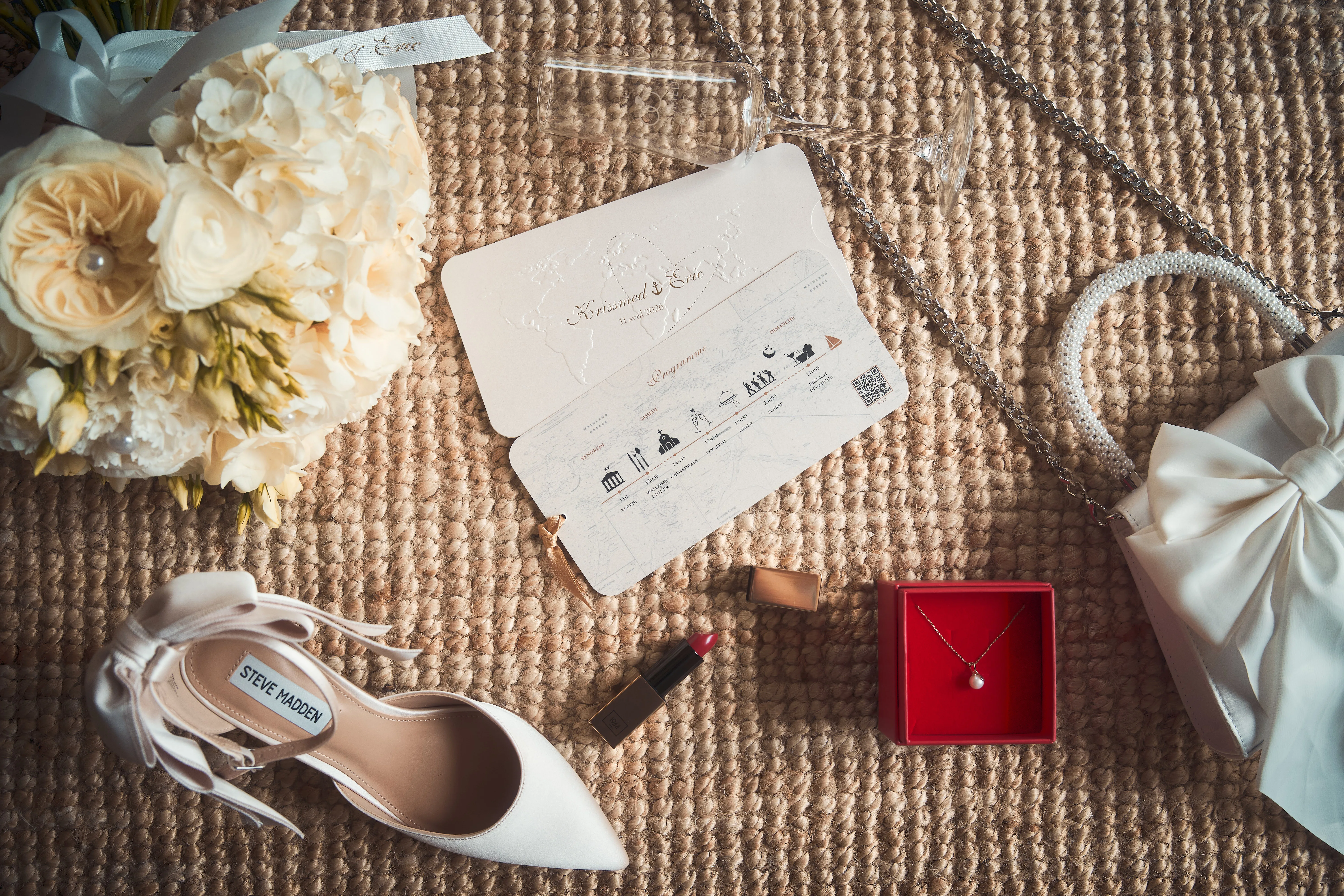 Détail de fleurs et de papeterie de mariage.