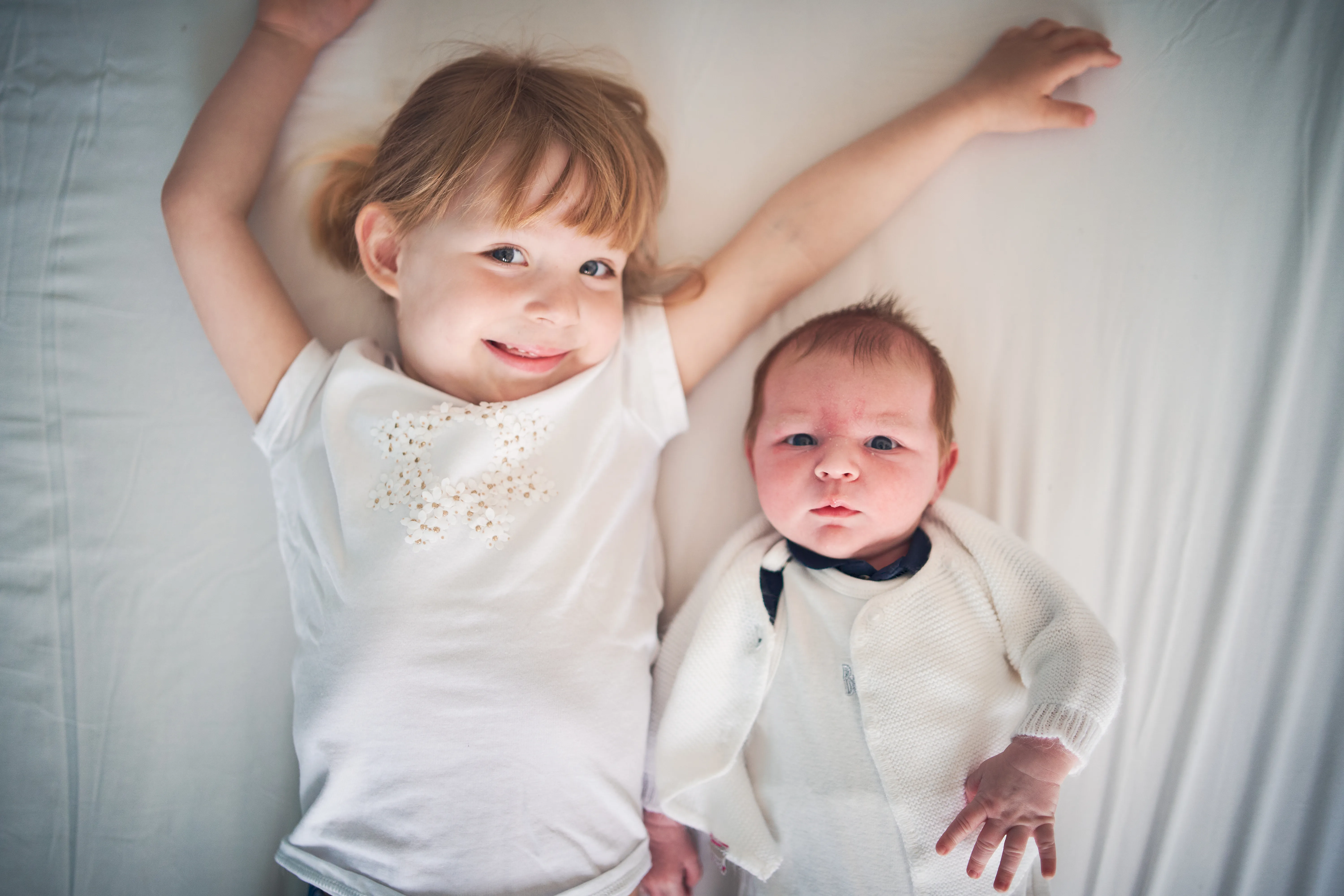 Nouveau-né dans les bras de ses parents à la maison.