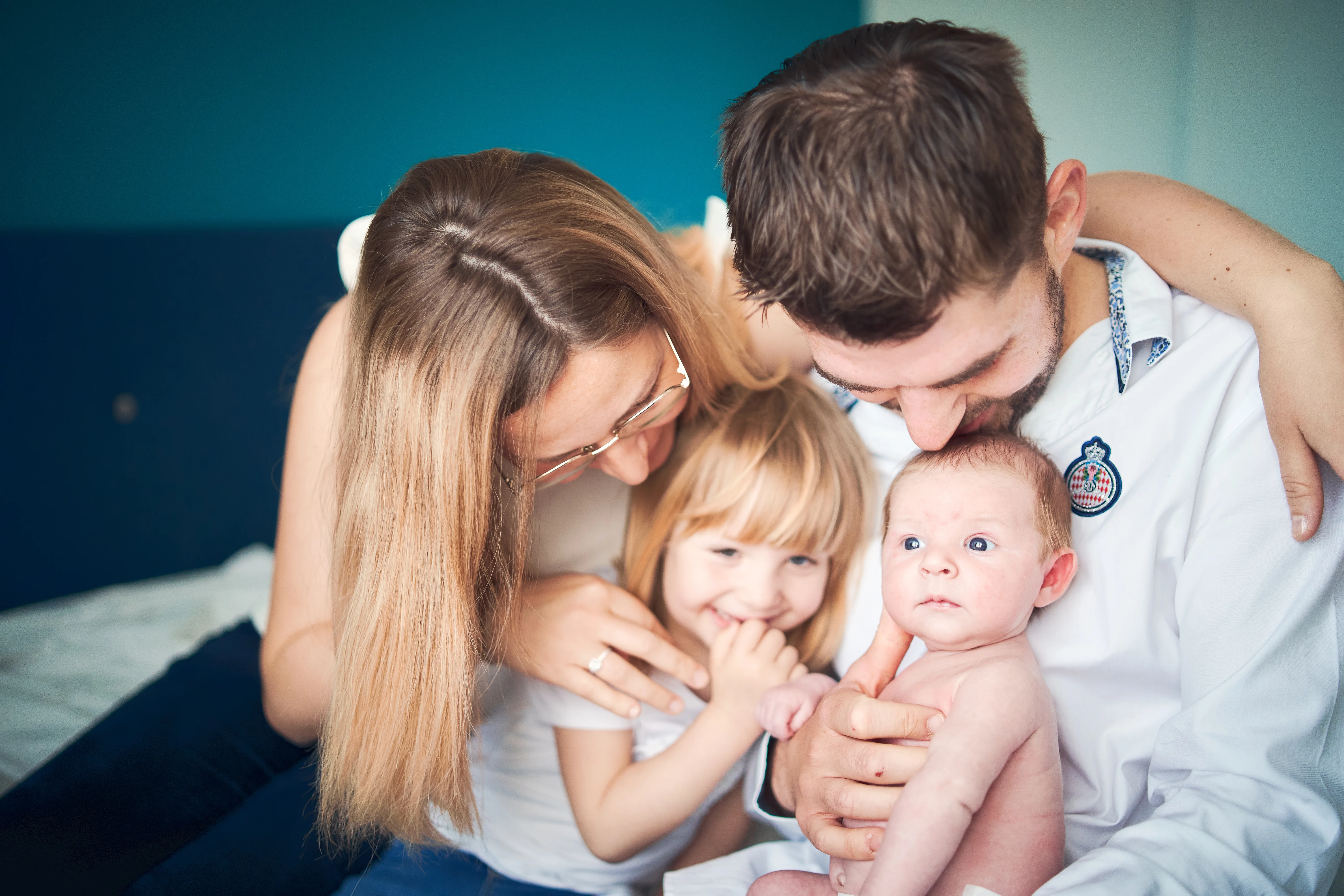 Reportage naissance à domicile avec les parents et leur bébé.