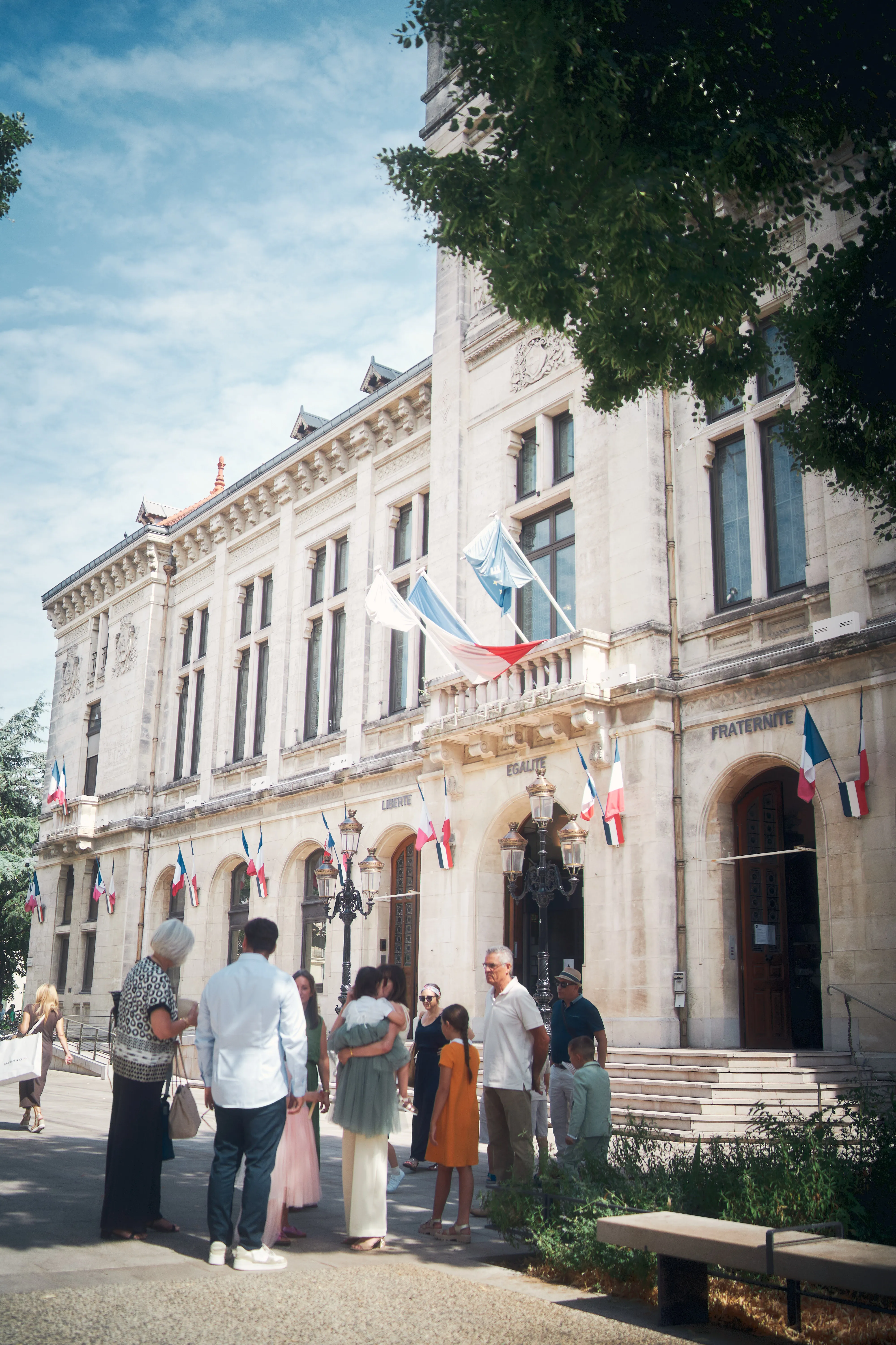 Mariés et invités devant la mairie de Valence.