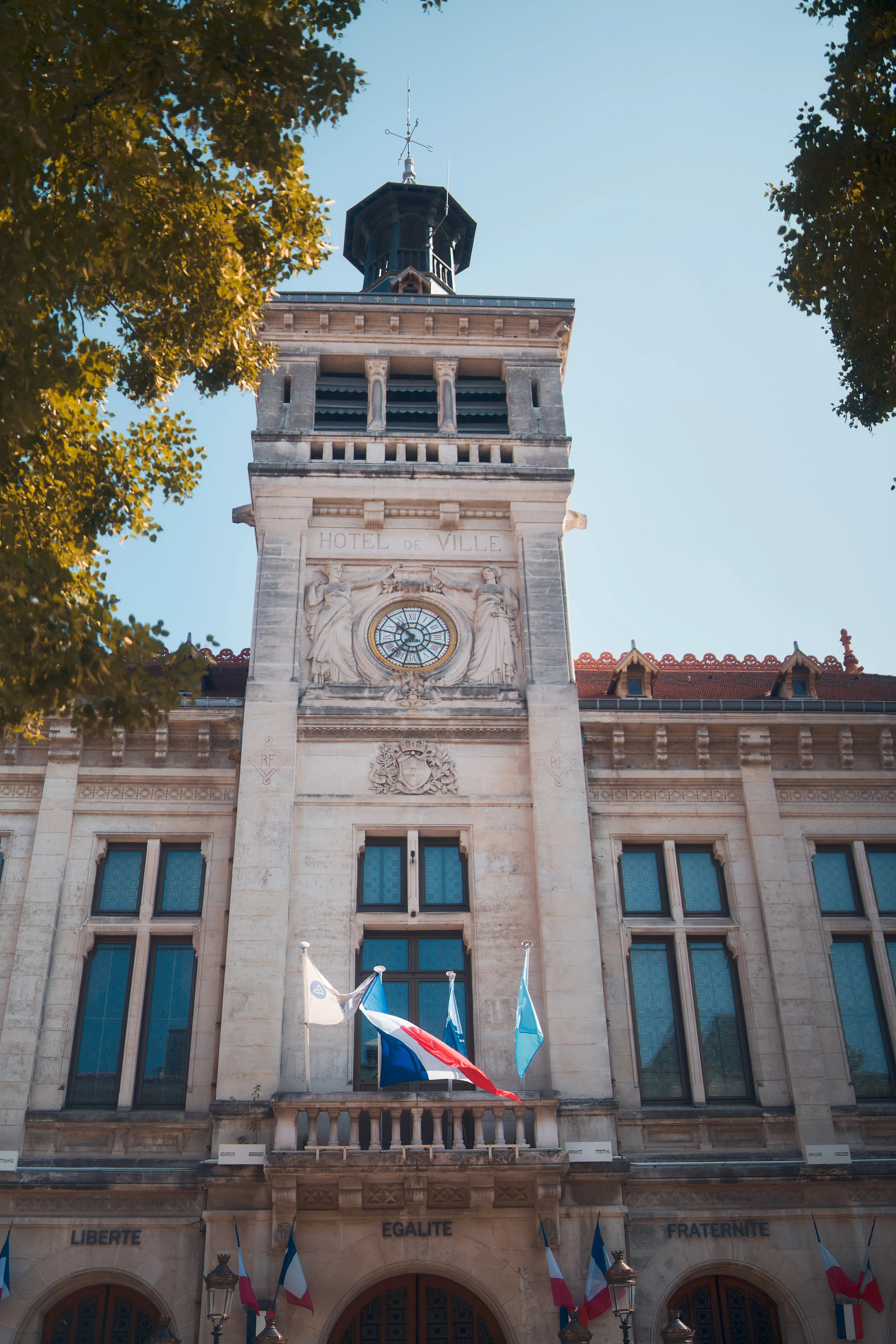 Façade de la mairie de Valence lors d'un mariage.