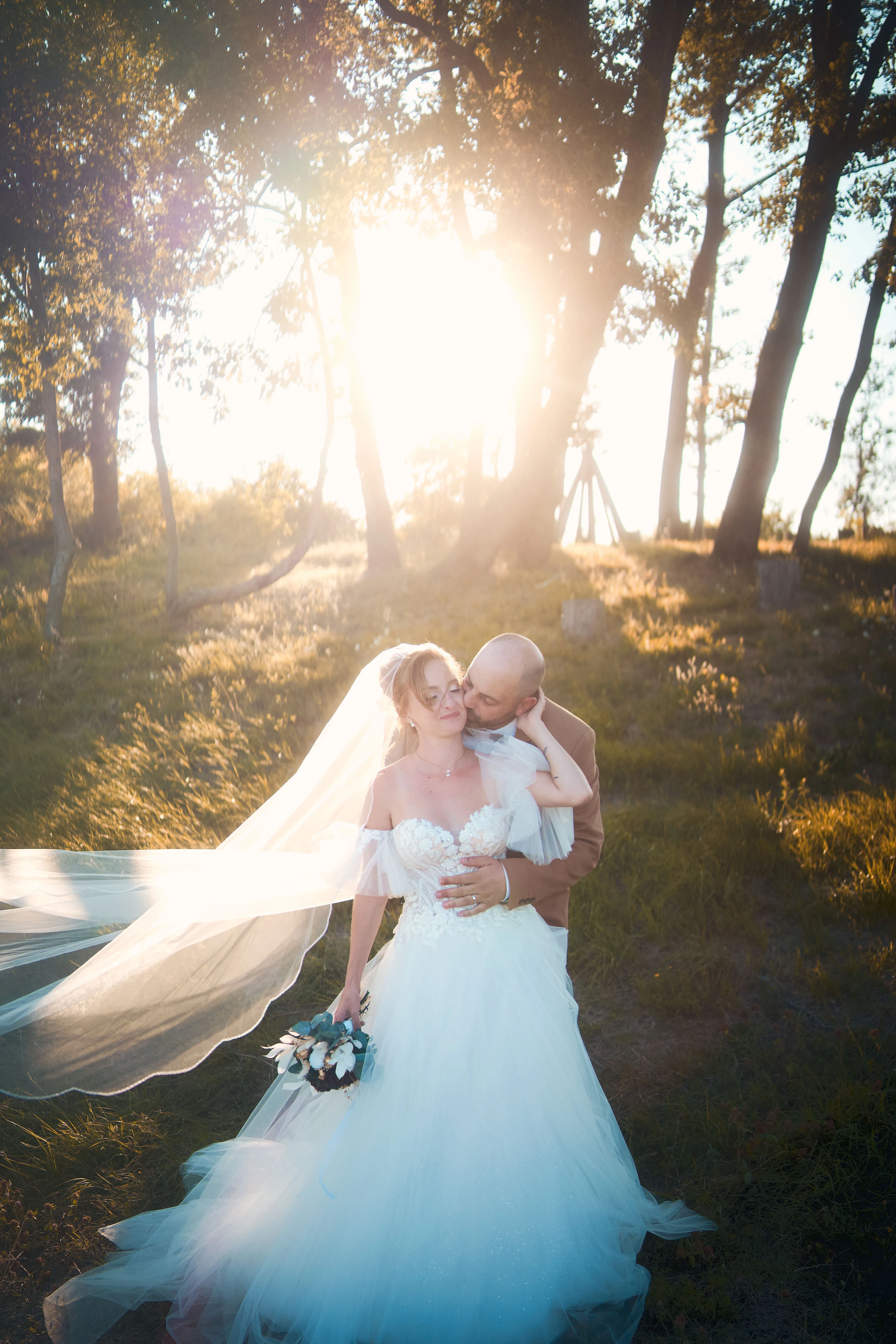Moment de mariage photographié en lumière naturelle.