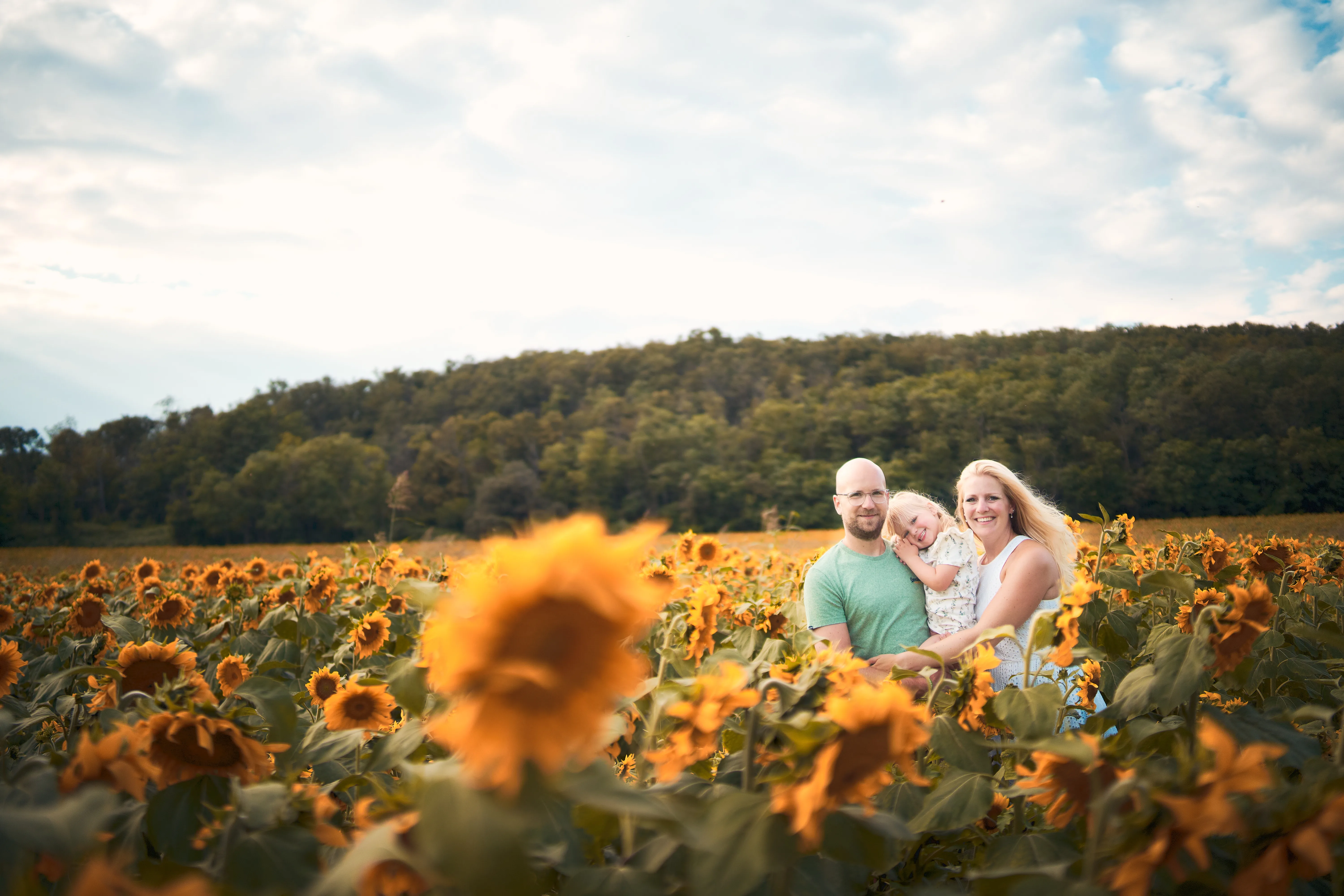 Séance grossesse en couple dans un paysage naturel de la Drôme.