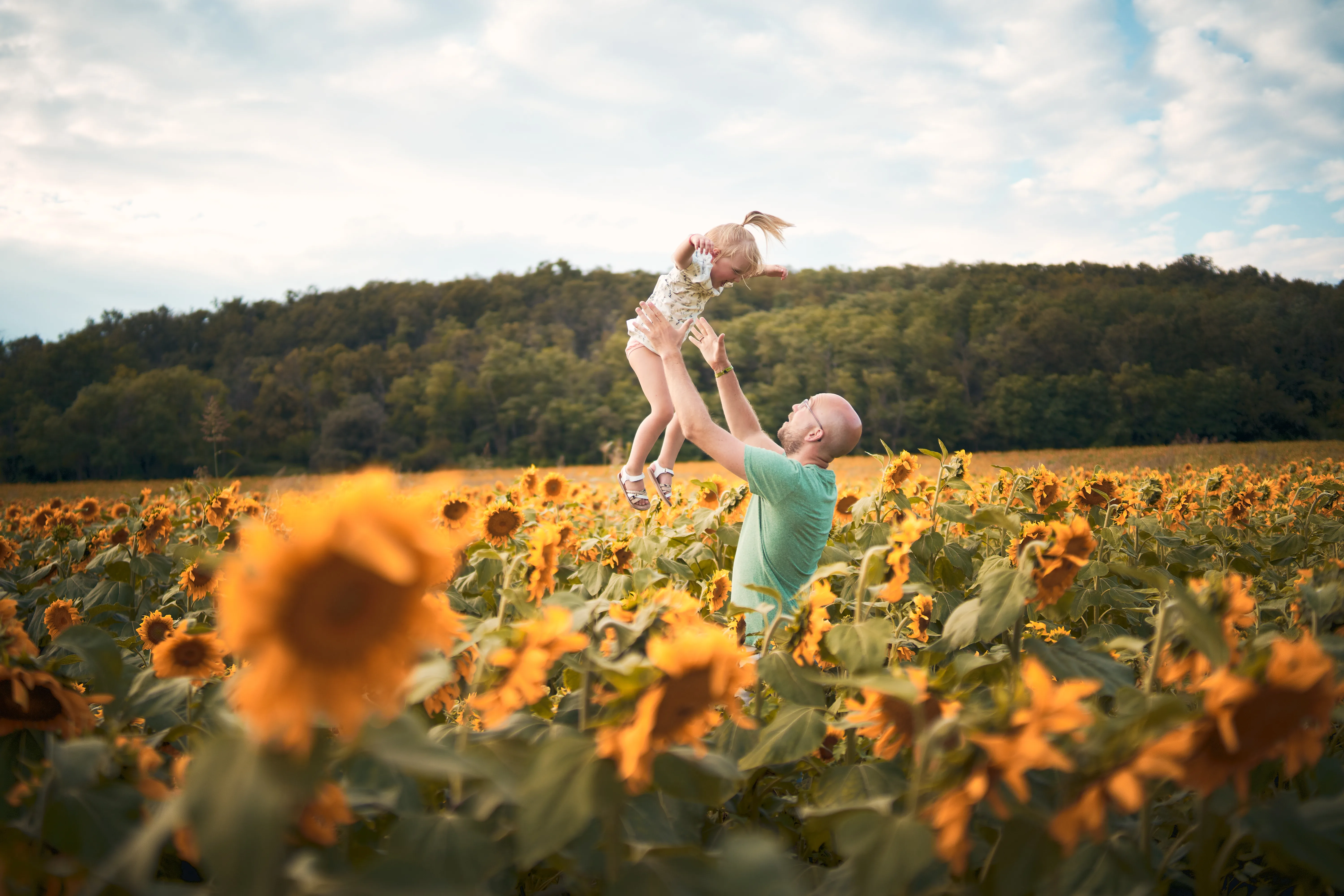 Séance famille dans les tournesols et les lavandes près de Valence, image 9.