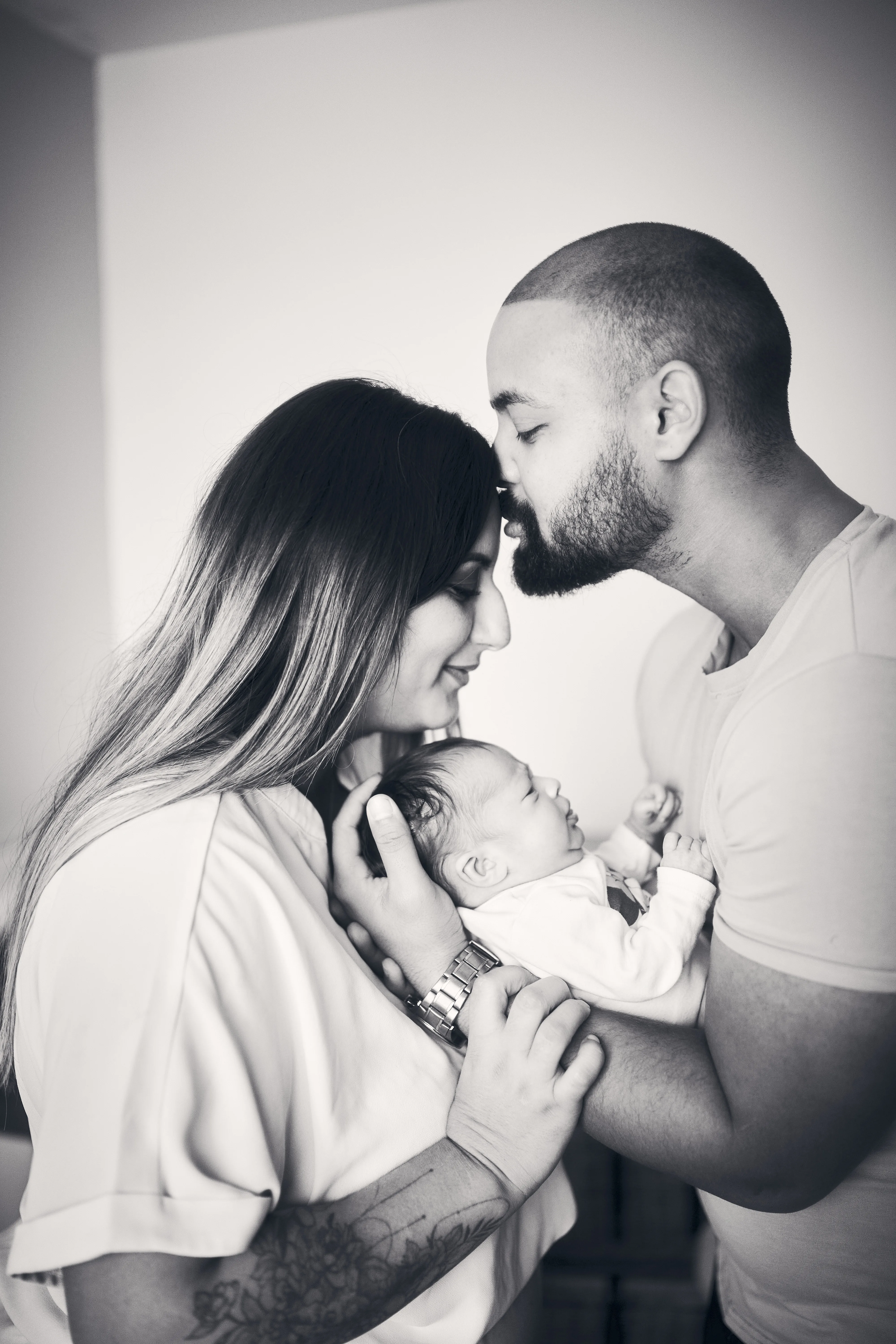 Portrait naturel de bébé pendant une séance naissance en famille.