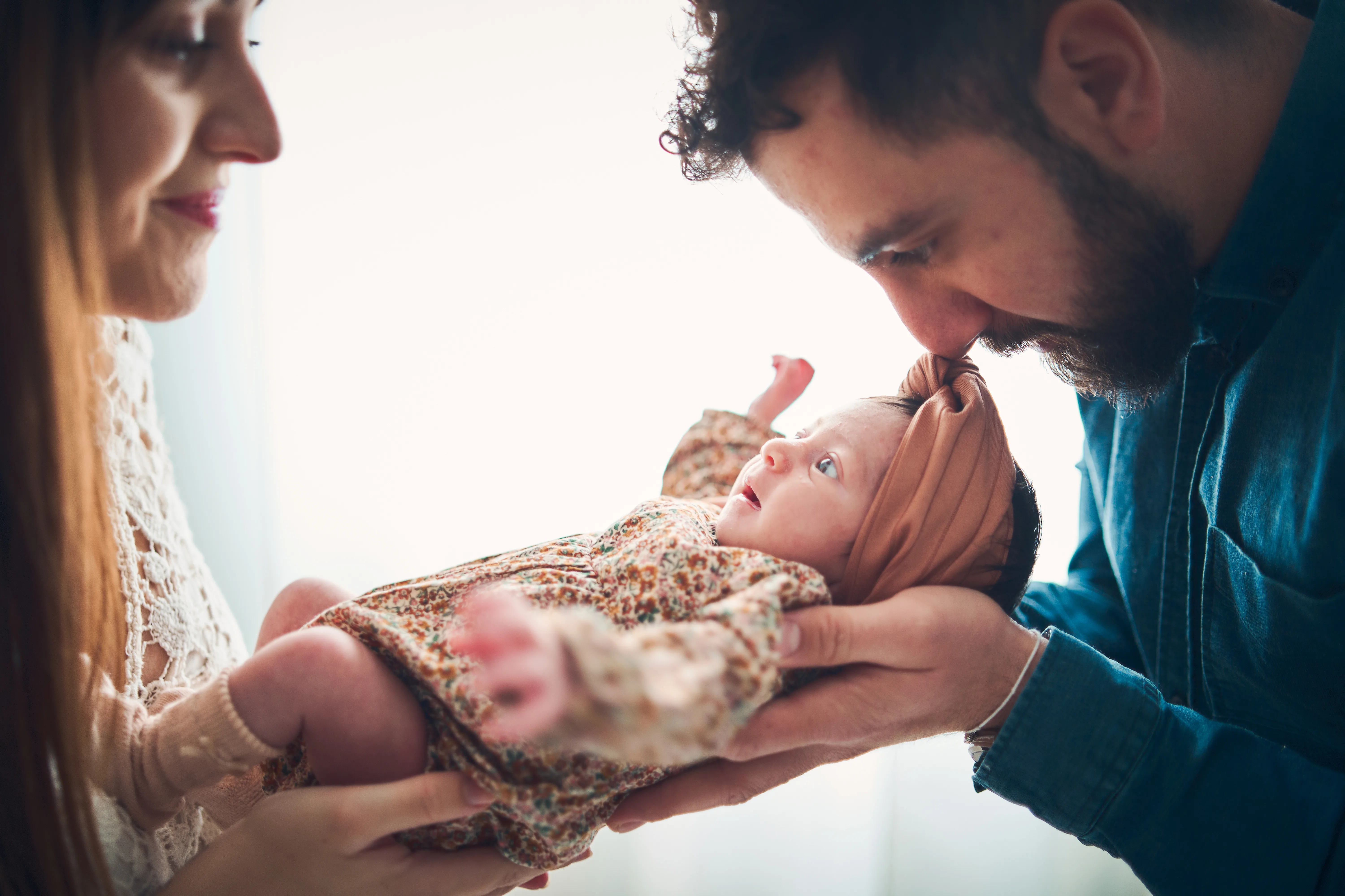 Séance naissance à domicile dans la lumière naturelle de la maison.