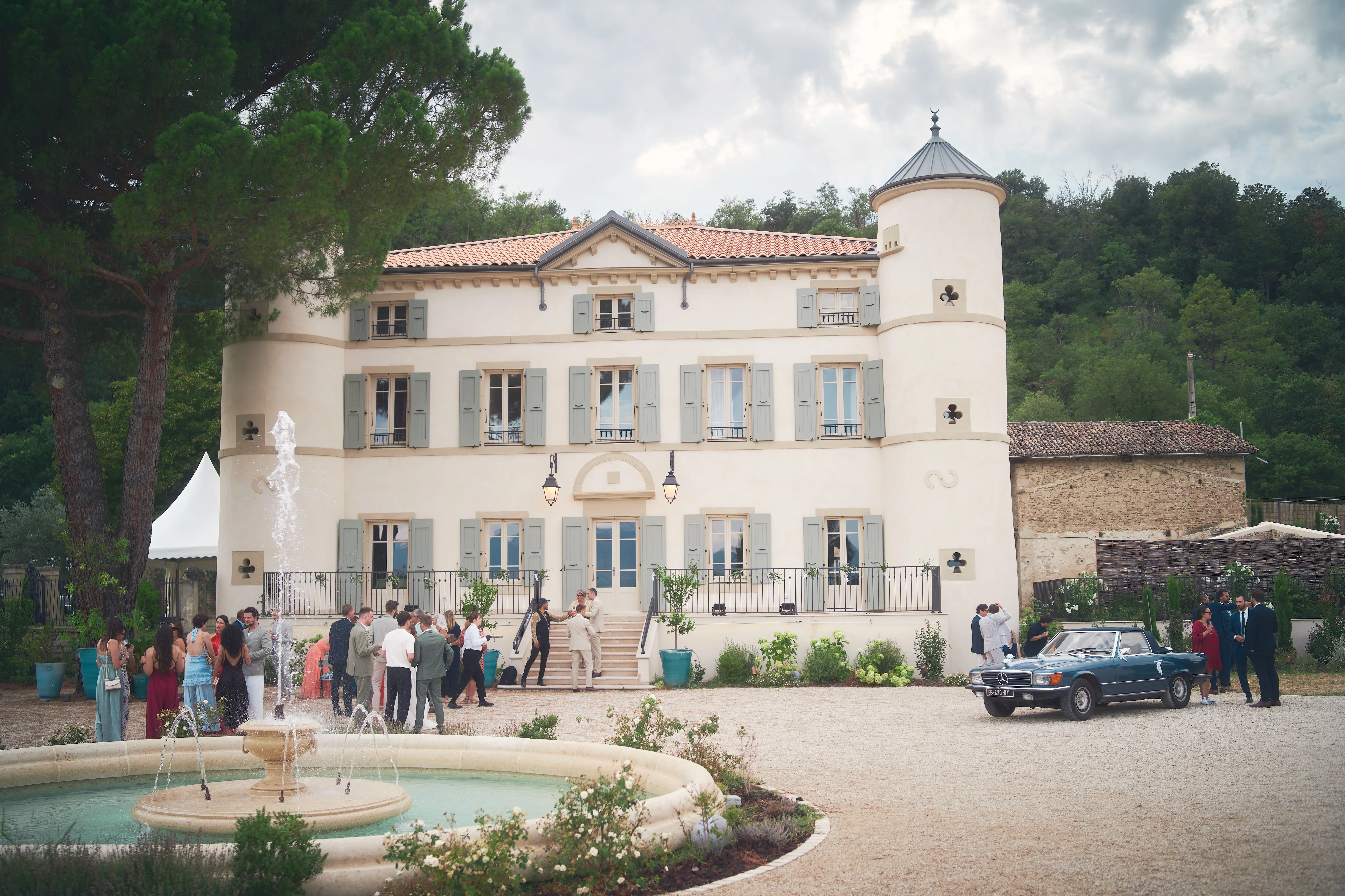Domaine de mariage dans la Drôme photographié pendant une journée de mariage.