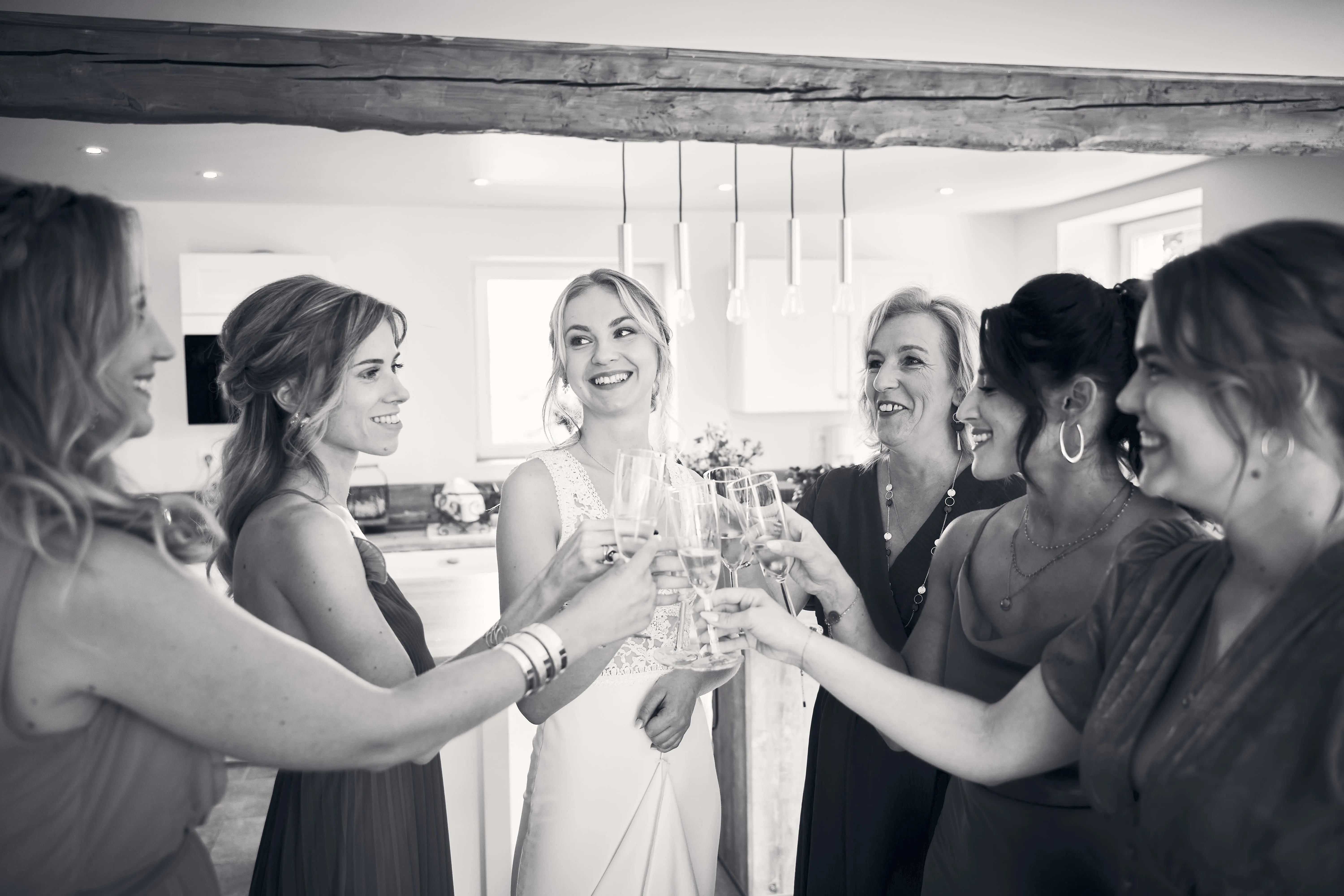Mariée et proches levant leurs verres pendant les préparatifs.