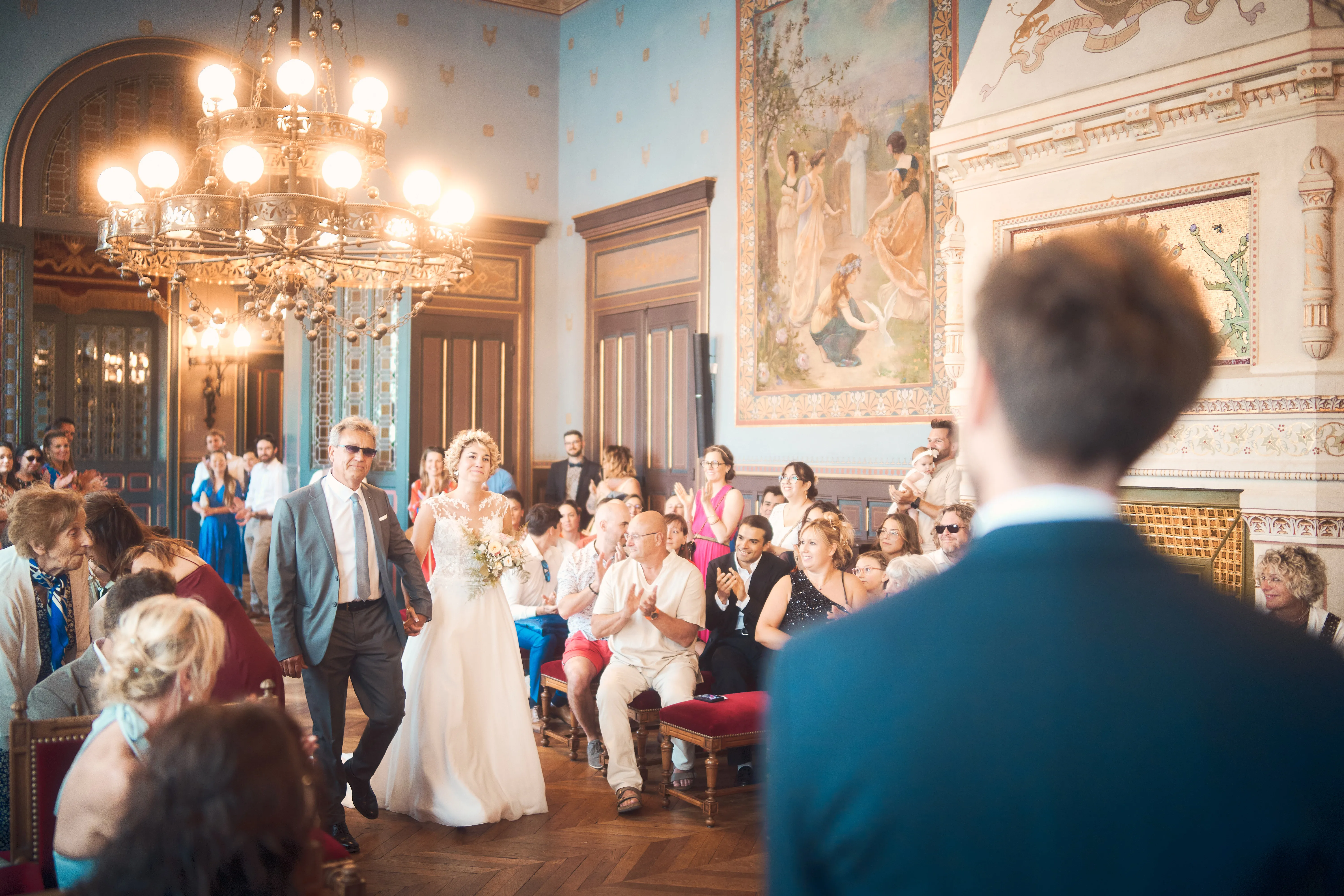 Mariés et invités dans une salle de cérémonie civile.