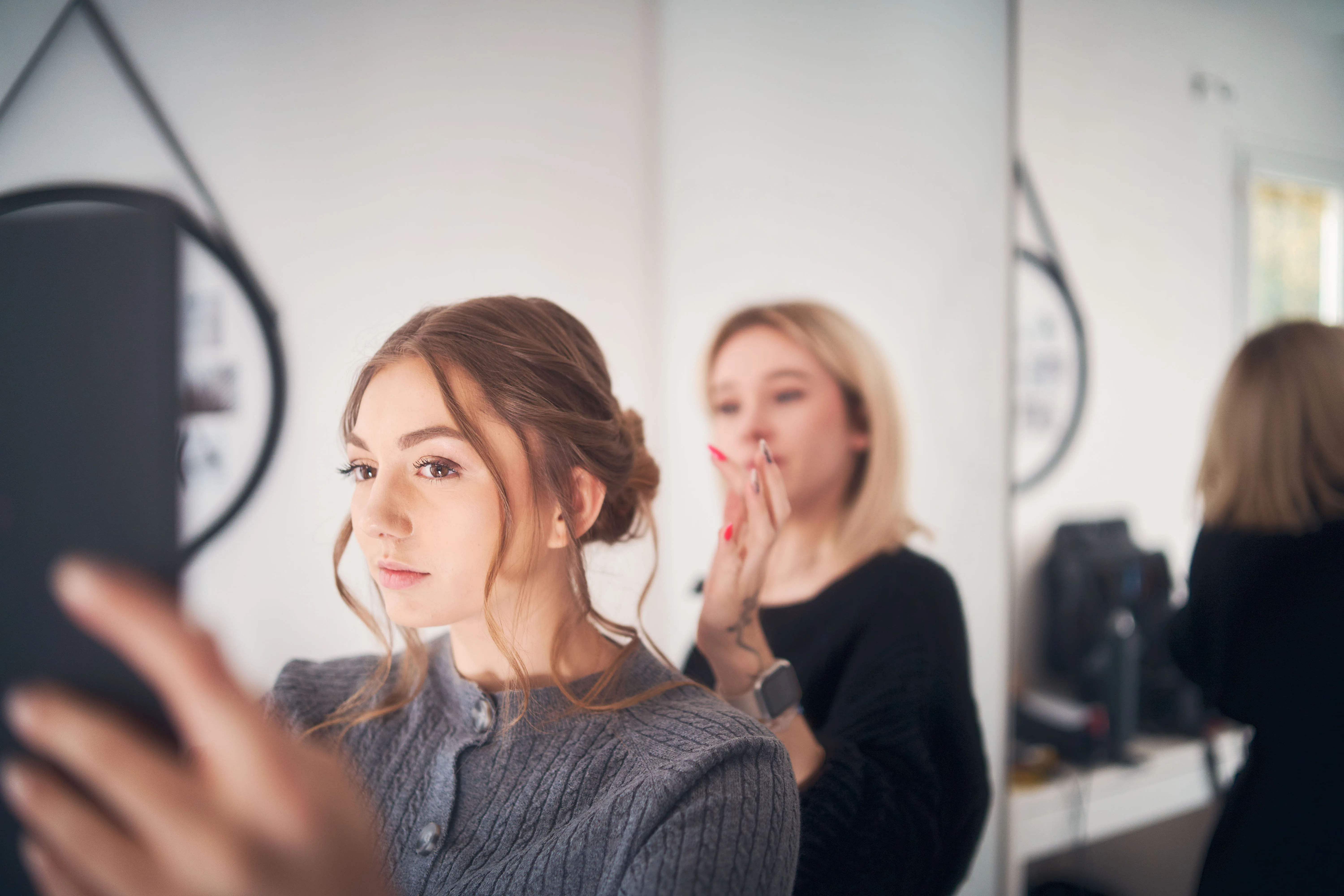 Mélissa pendant ses préparatifs, face au miroir.