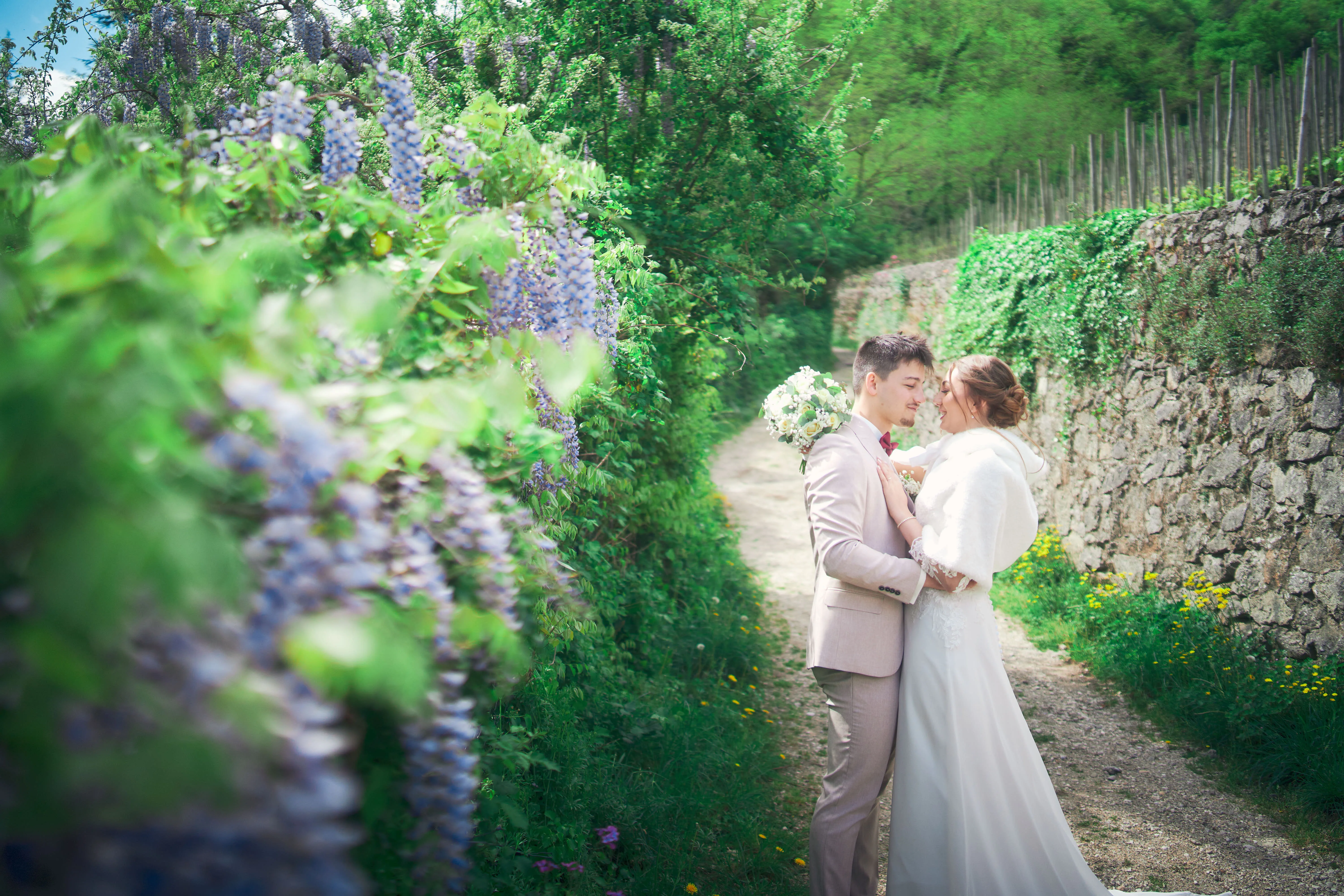 Mélissa et Nicolas ensemble dans un jardin le jour de leur mariage.