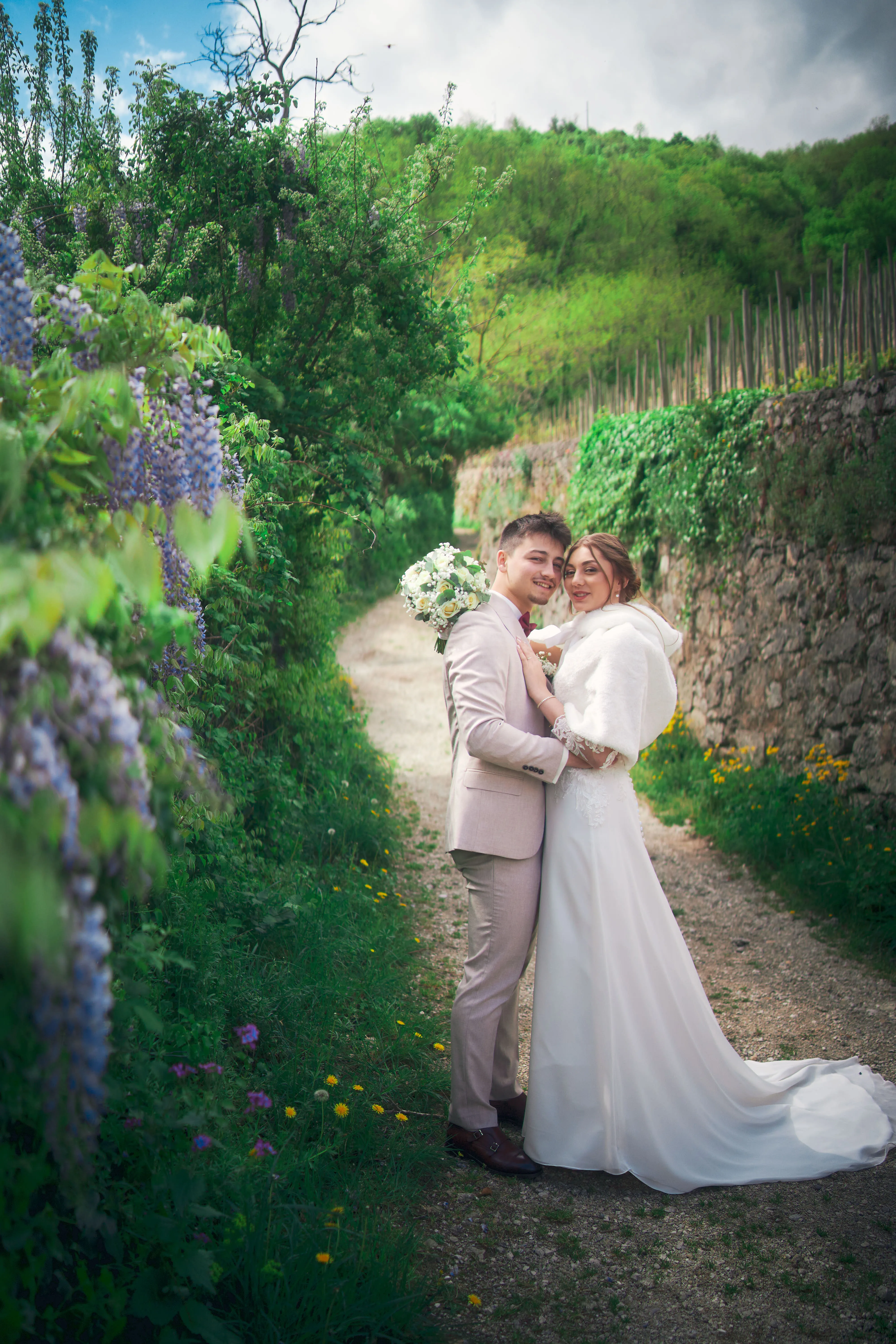 Mélissa et Nicolas dans une allée bordée de verdure.
