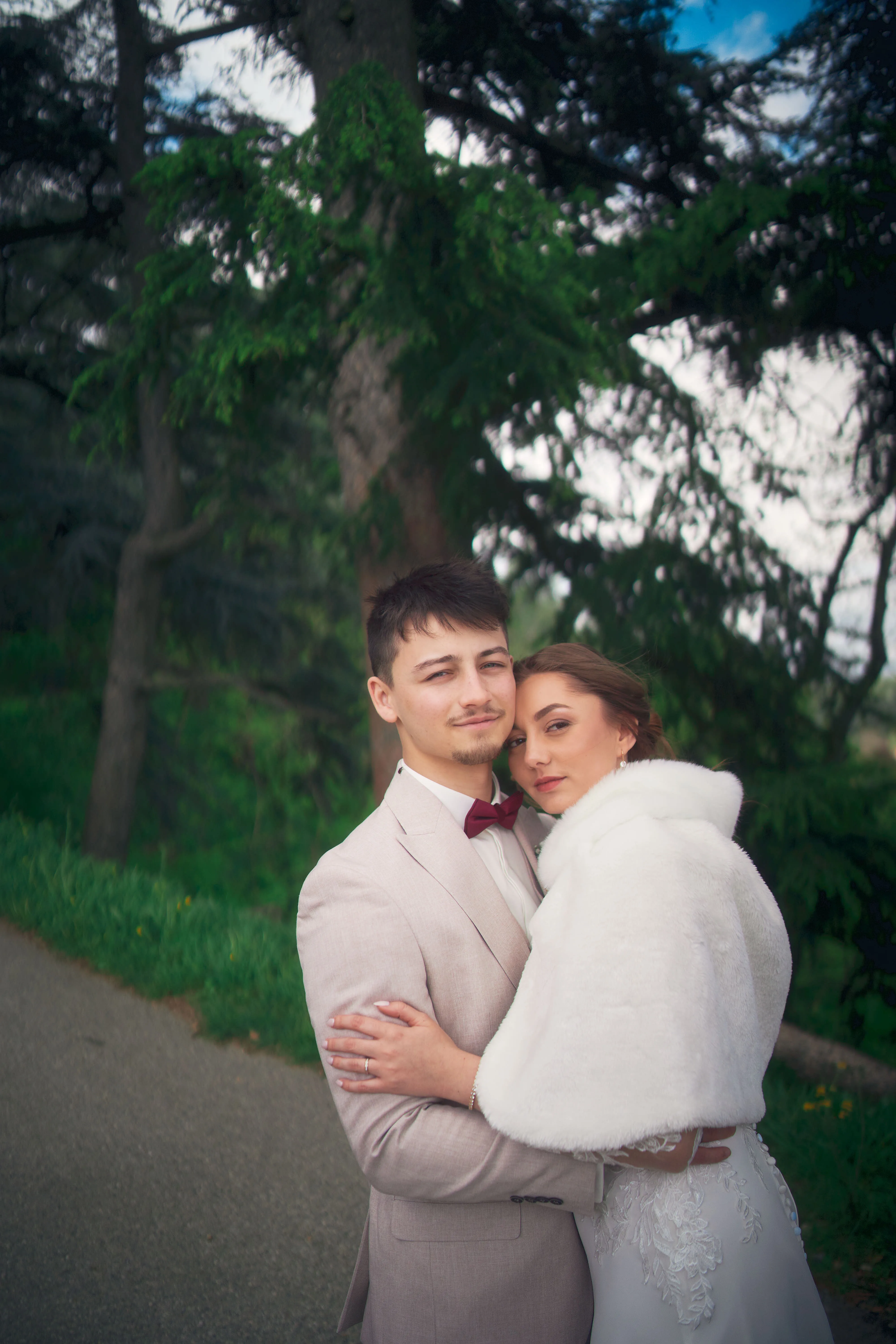 Portrait de Mélissa et Nicolas enlacés en extérieur.