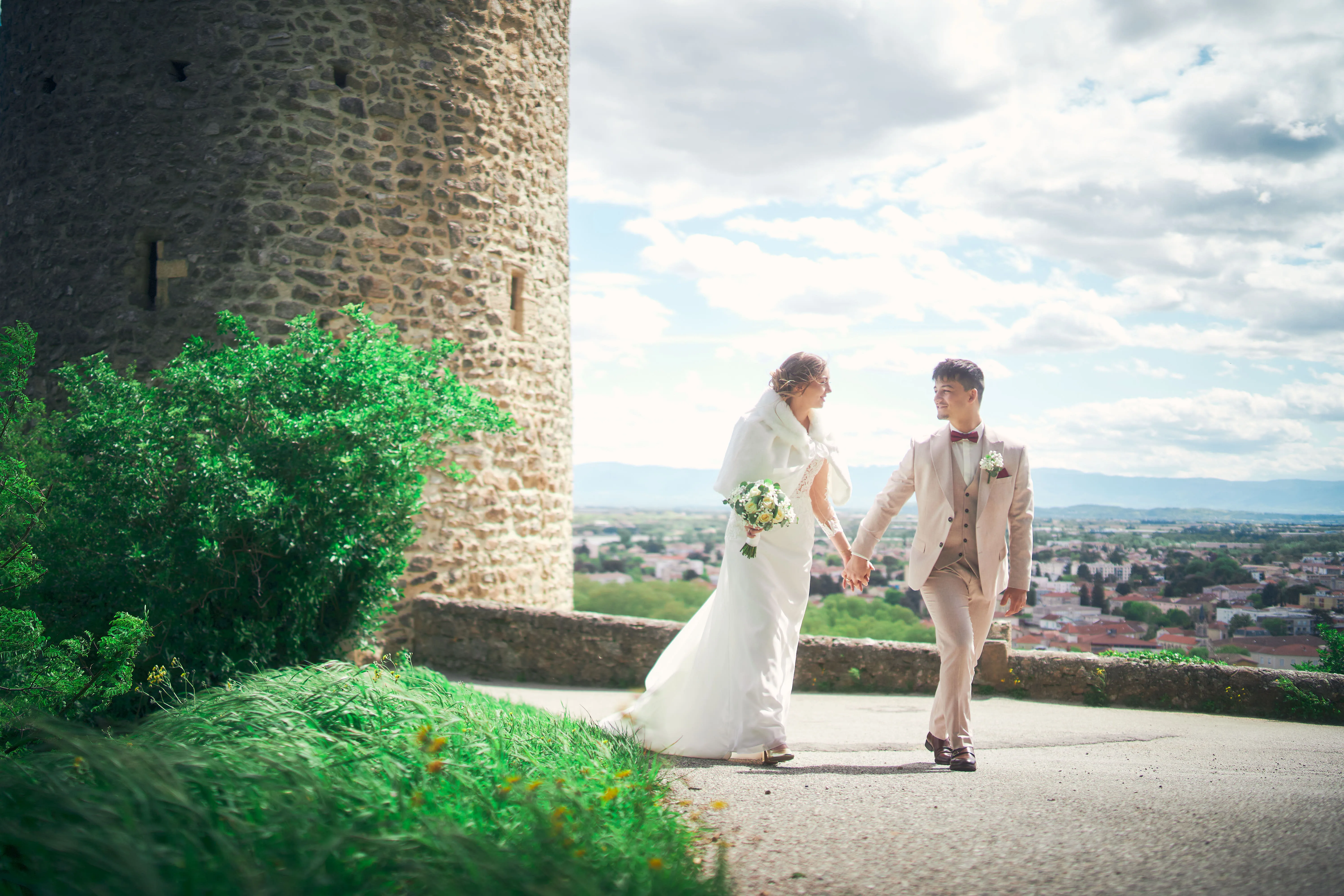 Mélissa et Nicolas ensemble près d'une bâtisse en pierre.