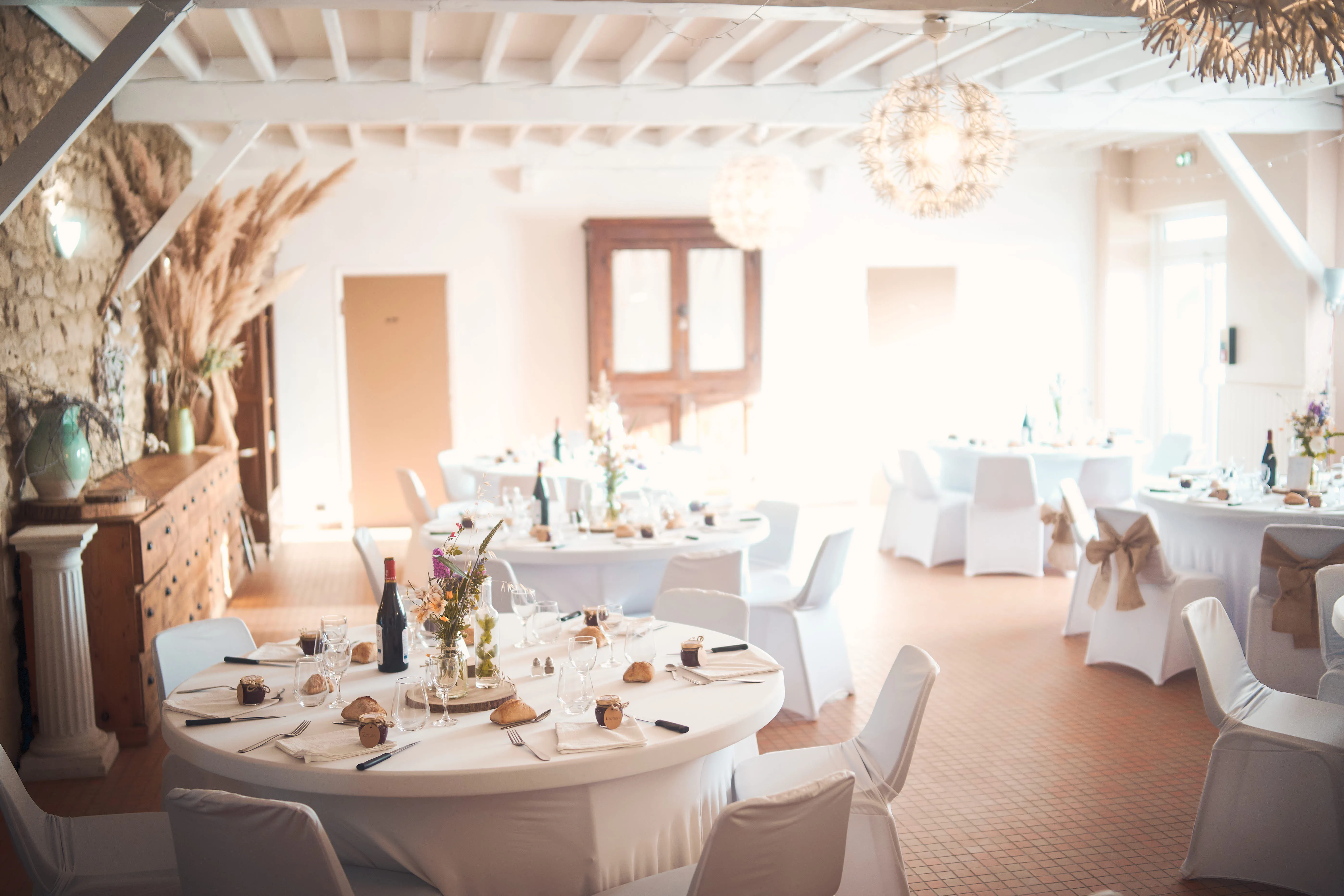 Salle de réception dressée pour un mariage.