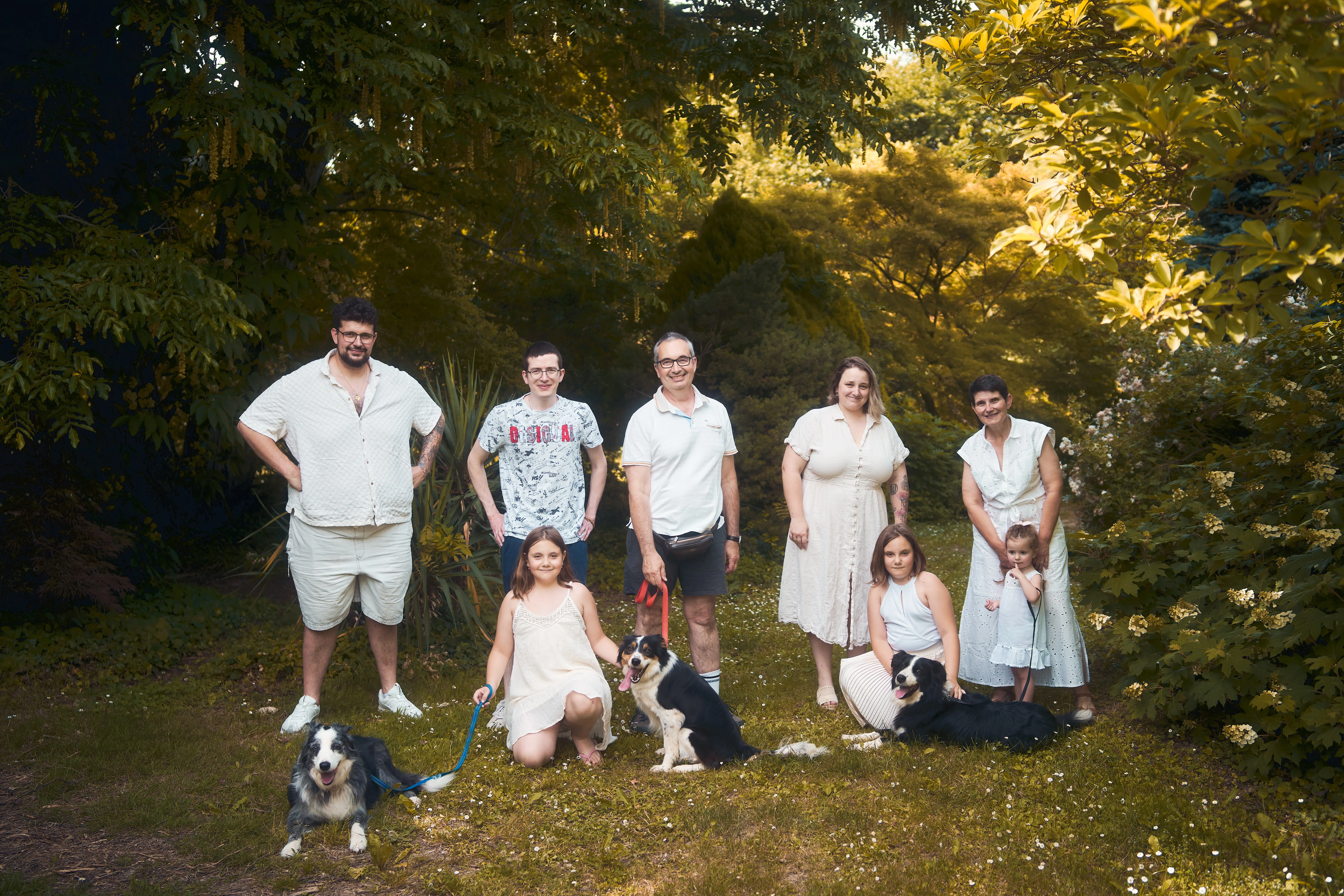 Famille en plein air dans un moment naturel.