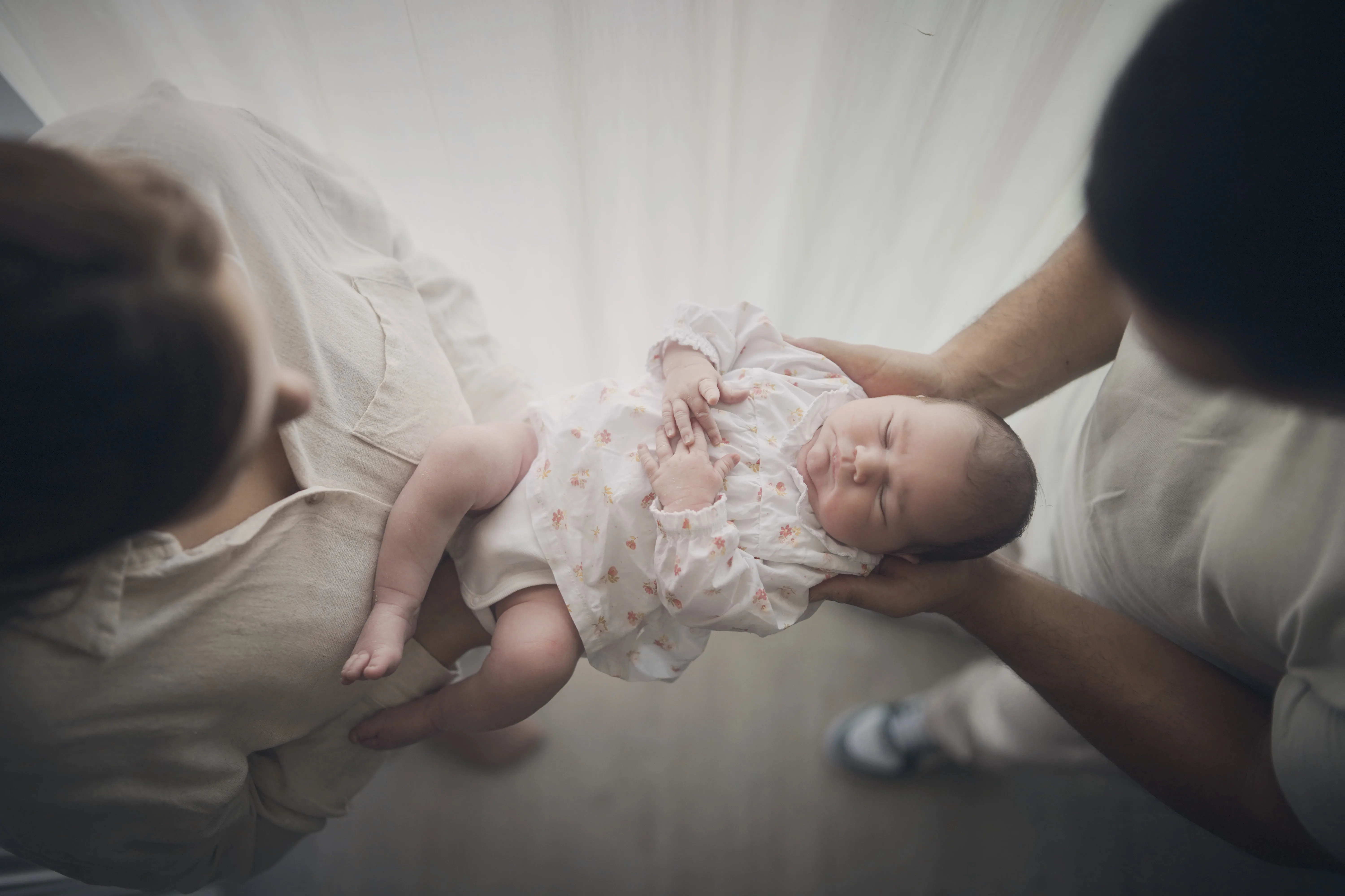 Famille dans un instant calme, dehors, pendant une séance photo.