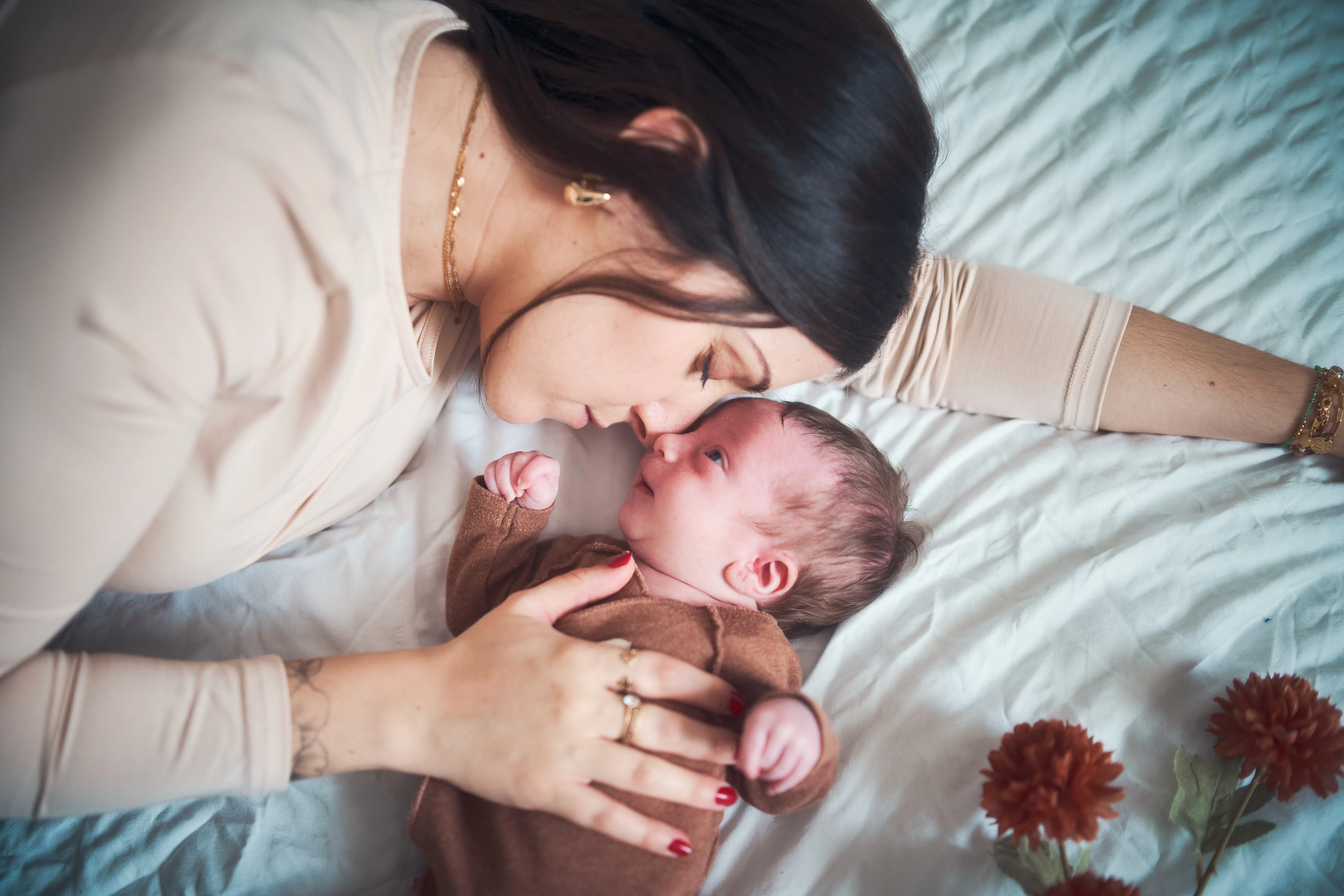 Reportage naissance à domicile en famille, au rythme du bébé.