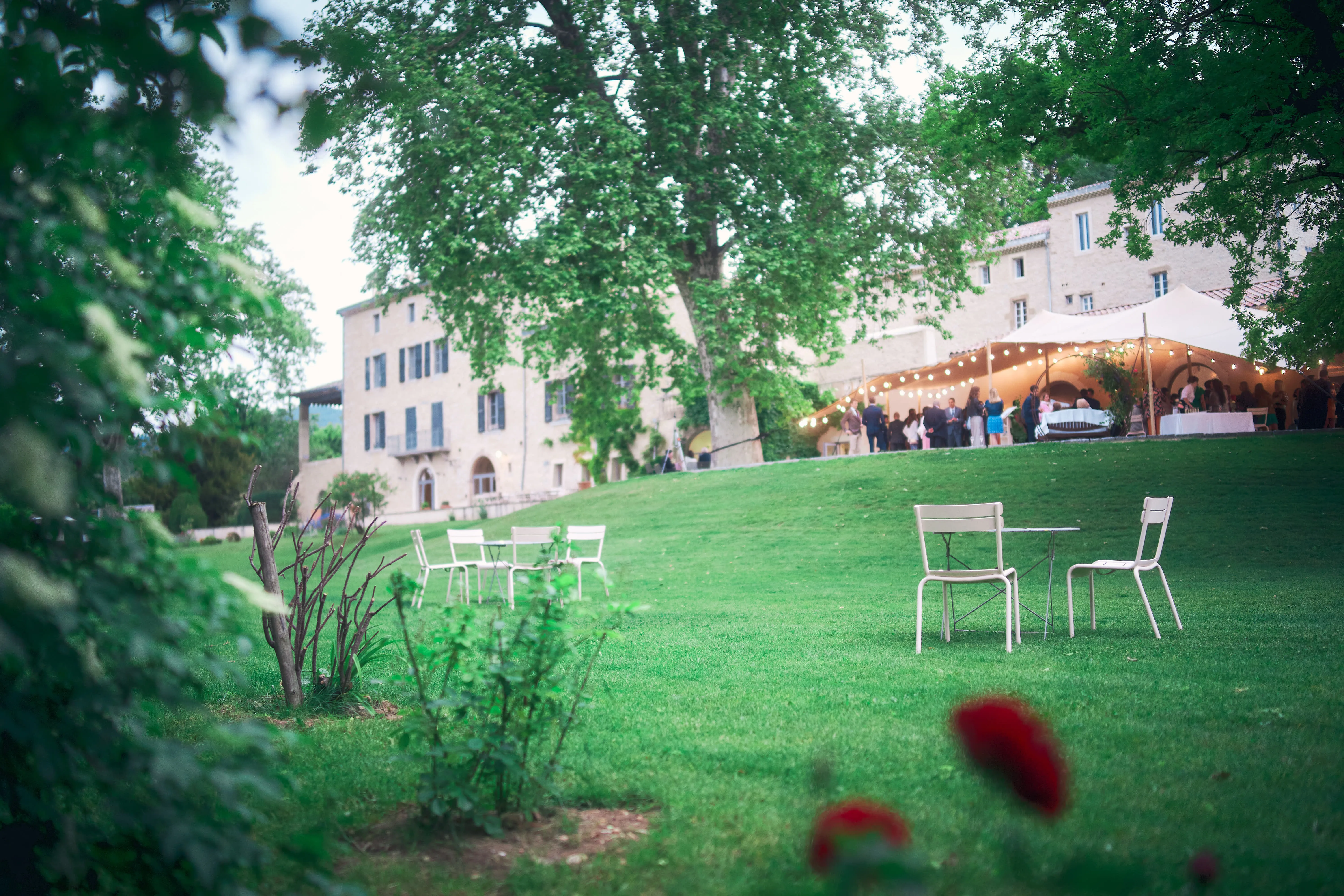 Détail de décoration de mariage en extérieur.