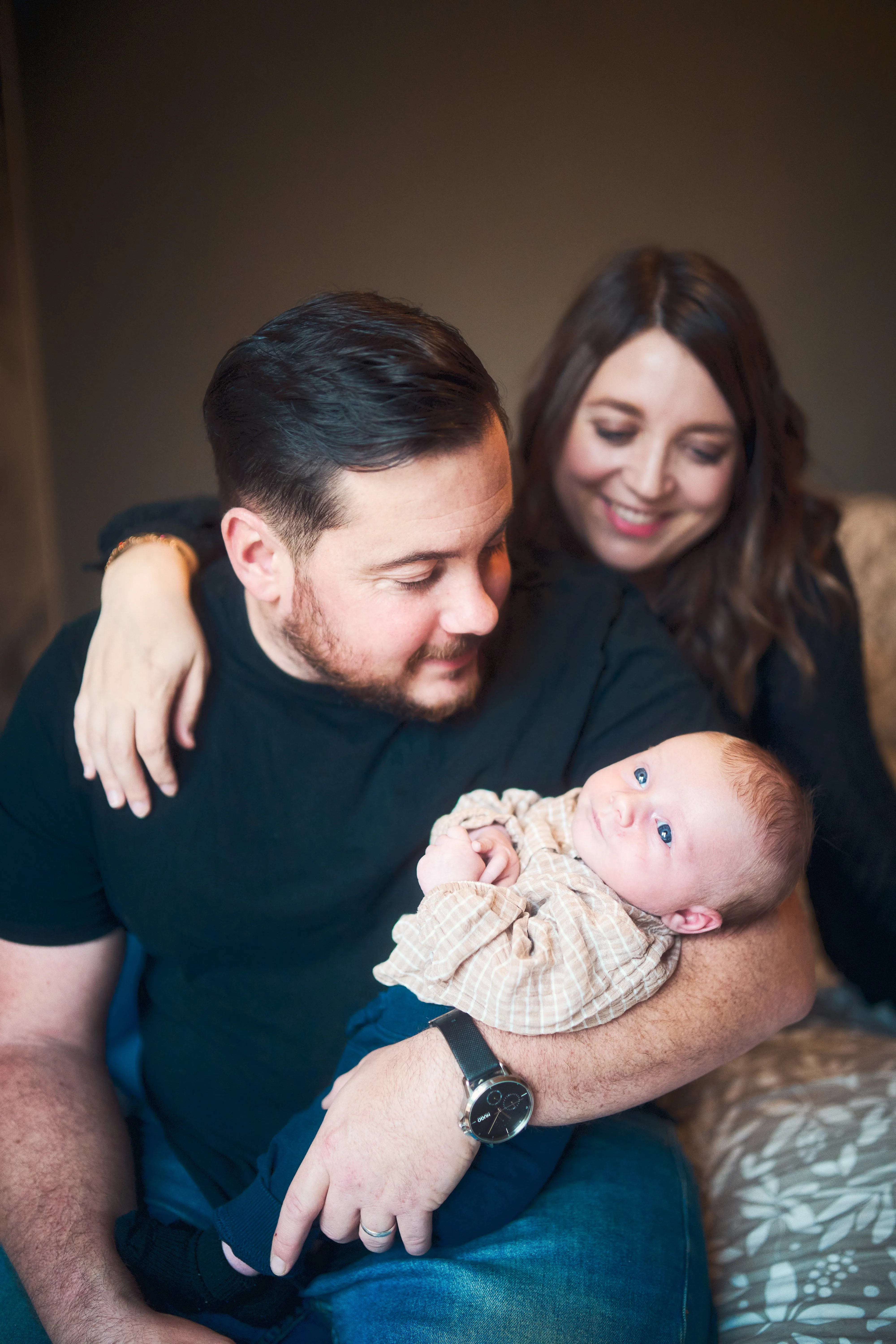 Parents avec leur nouveau-né pendant une séance naissance.