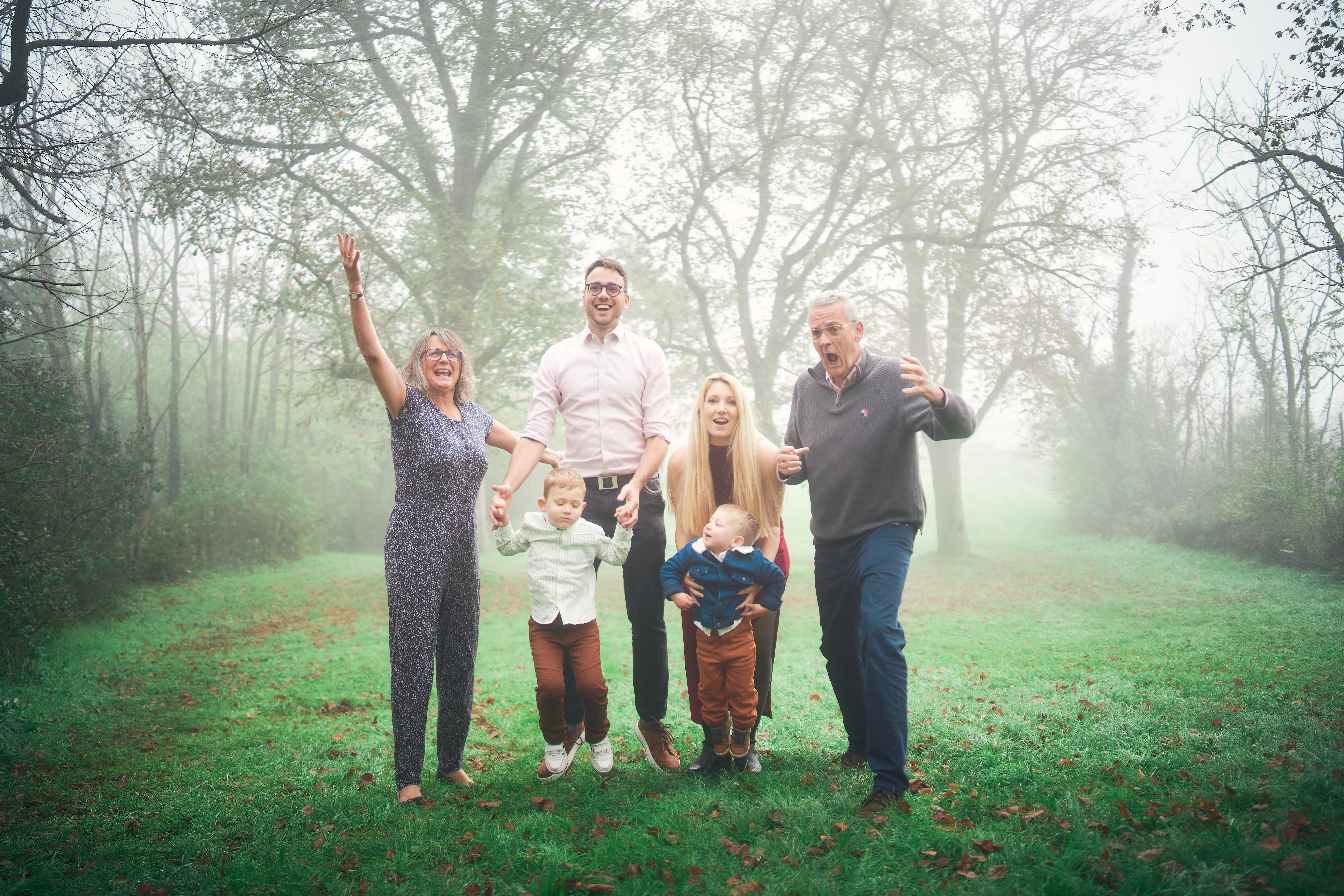 Famille réunie dehors dans un moment vivant.