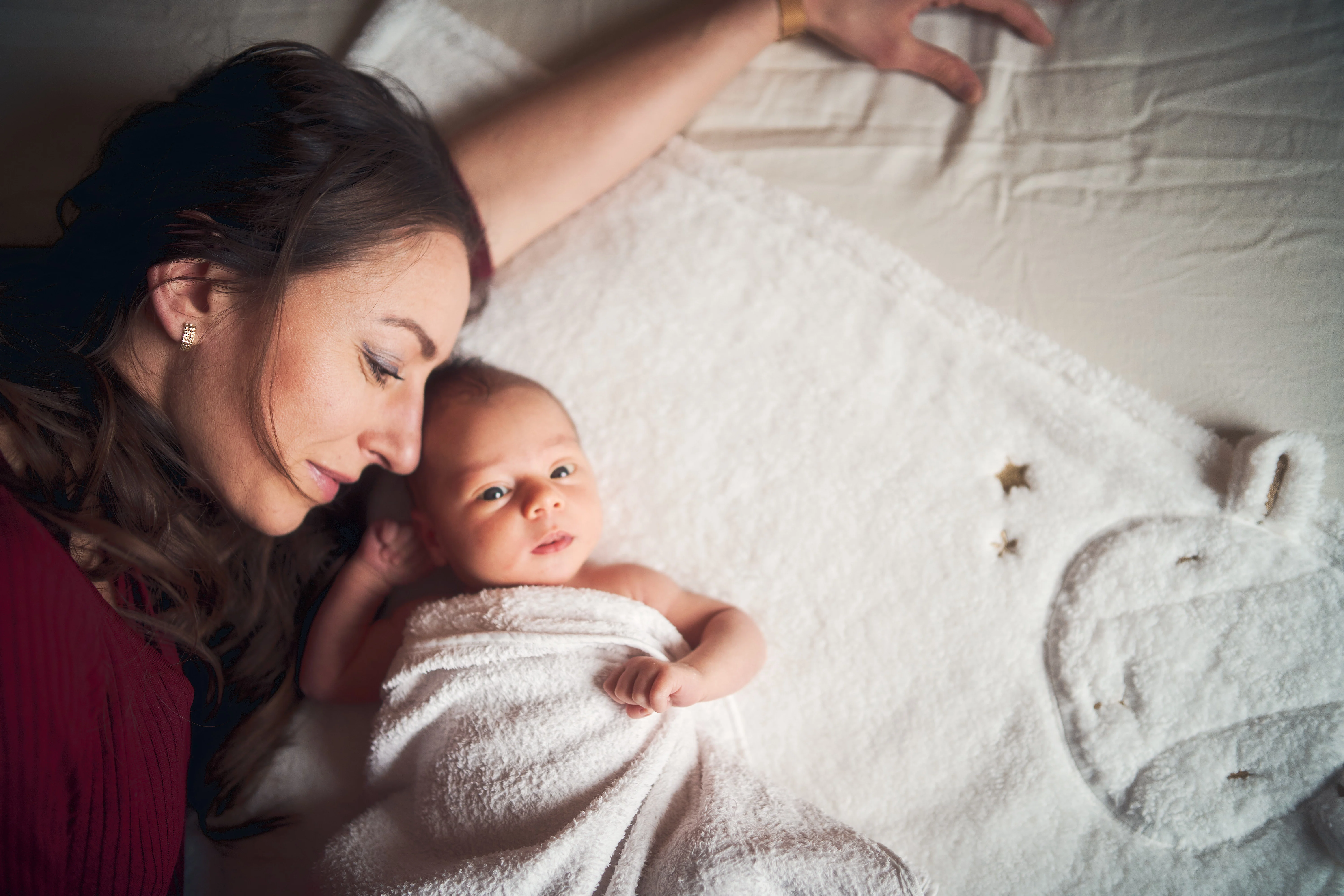 Parents et bébé dans un moment simple et naturel.