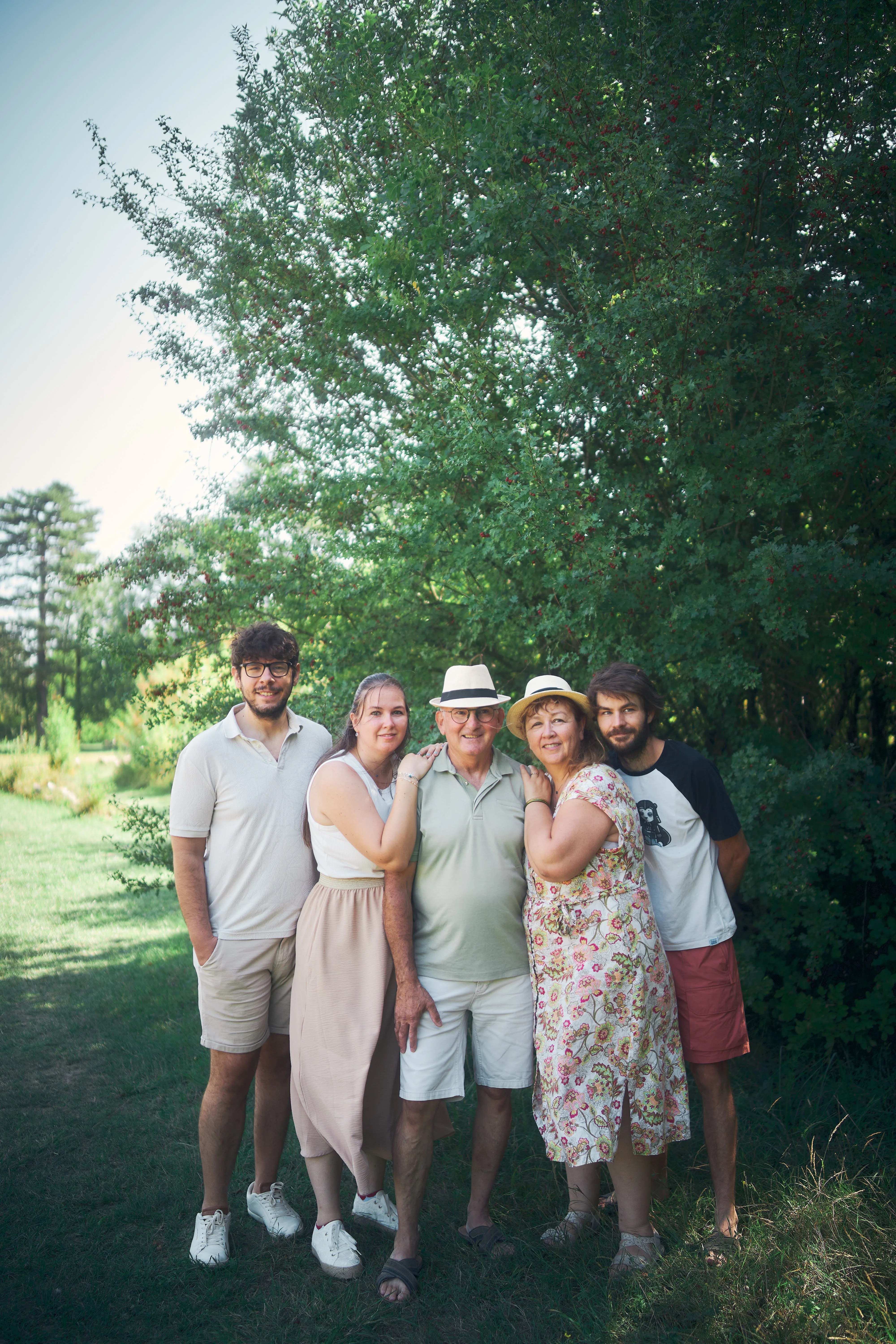 Portrait naturel de famille en extérieur.