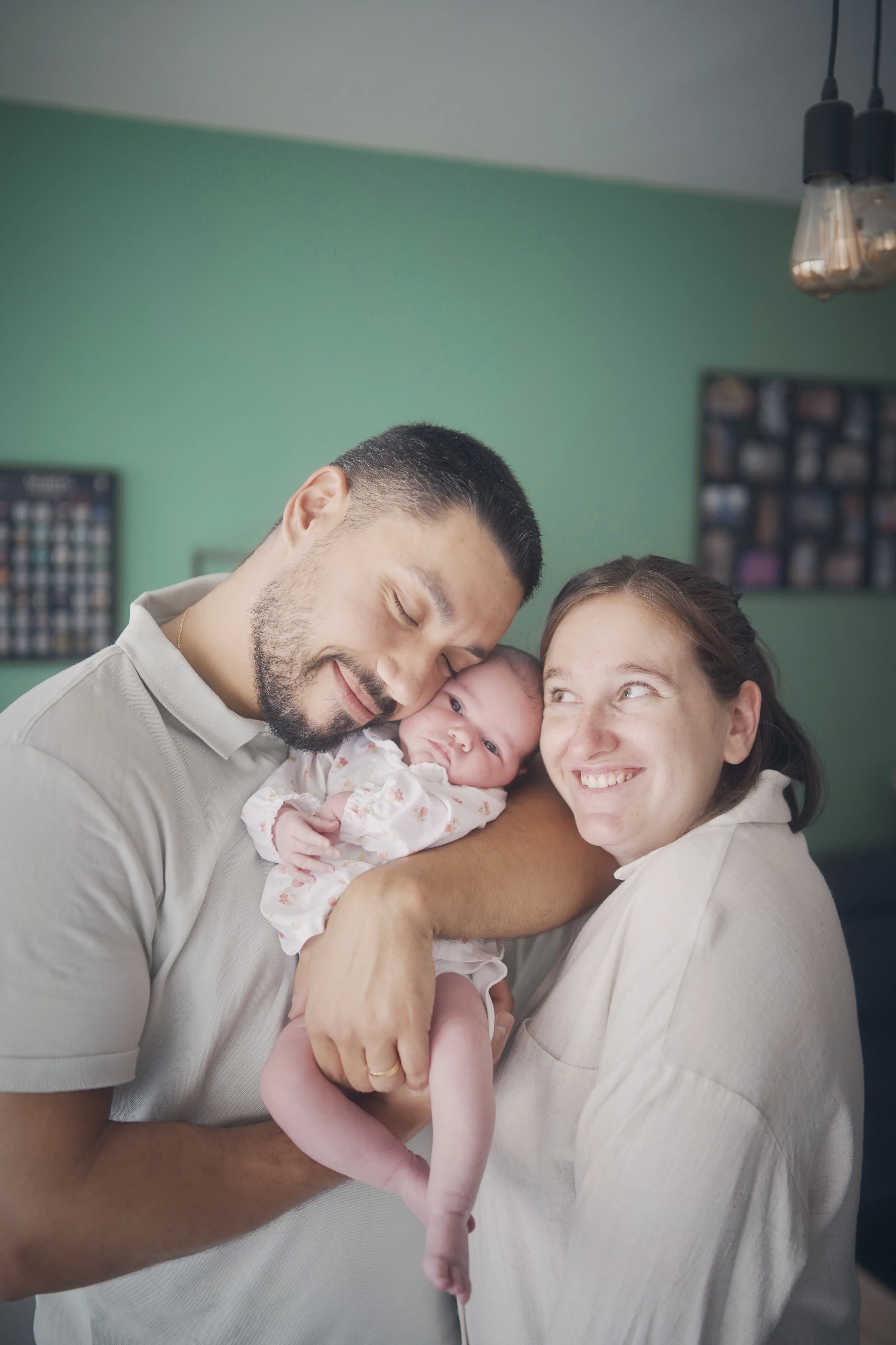 Portrait de famille au naturel en extérieur.