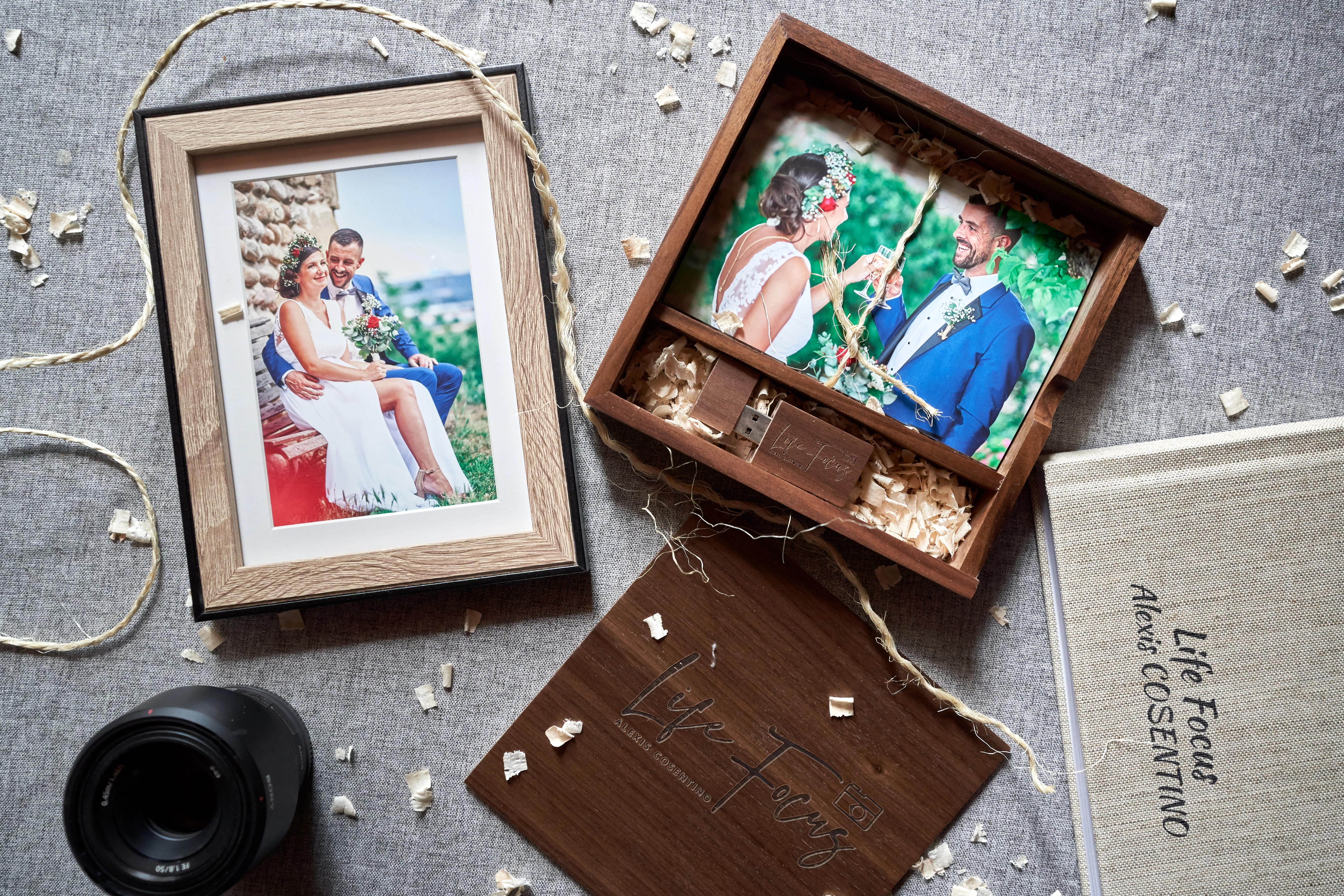 Moment de reportage de mariage avec un couple au centre de l’image.