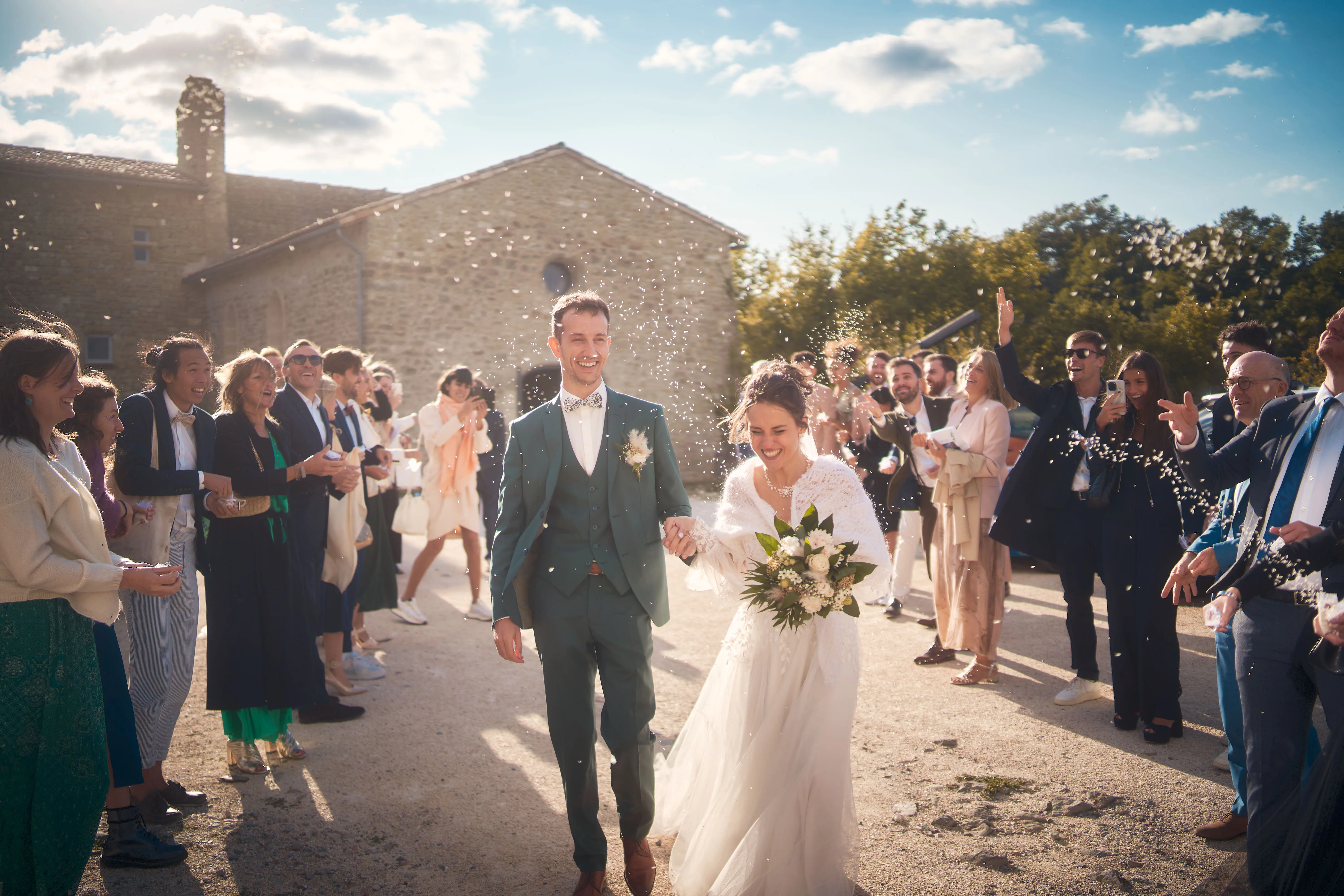Mariage au Château du Poët-Célard dans la Drôme.
